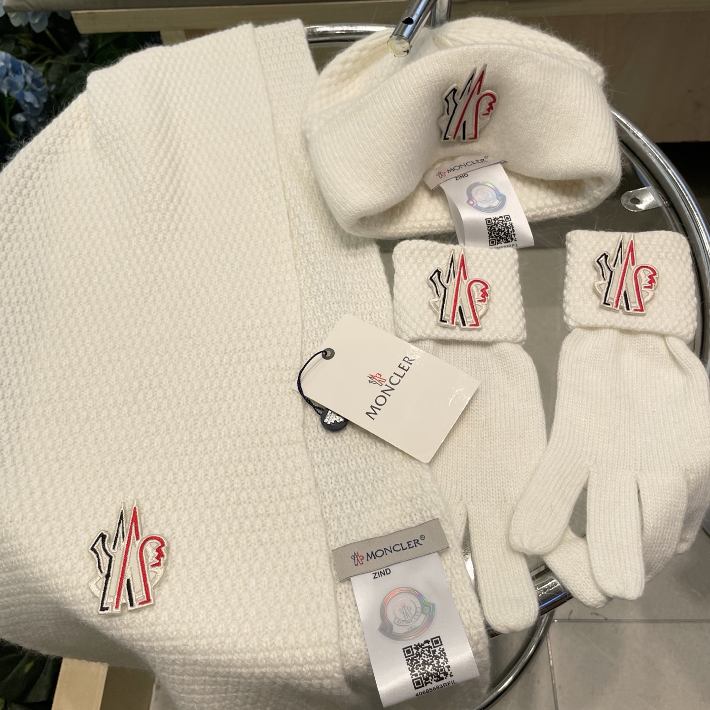 。蒙口三件套🎁MONCLER新款围巾帽子和手套三件套😍 百分之70羊绒30%兔毛成分👍保暖又时尚👍配15