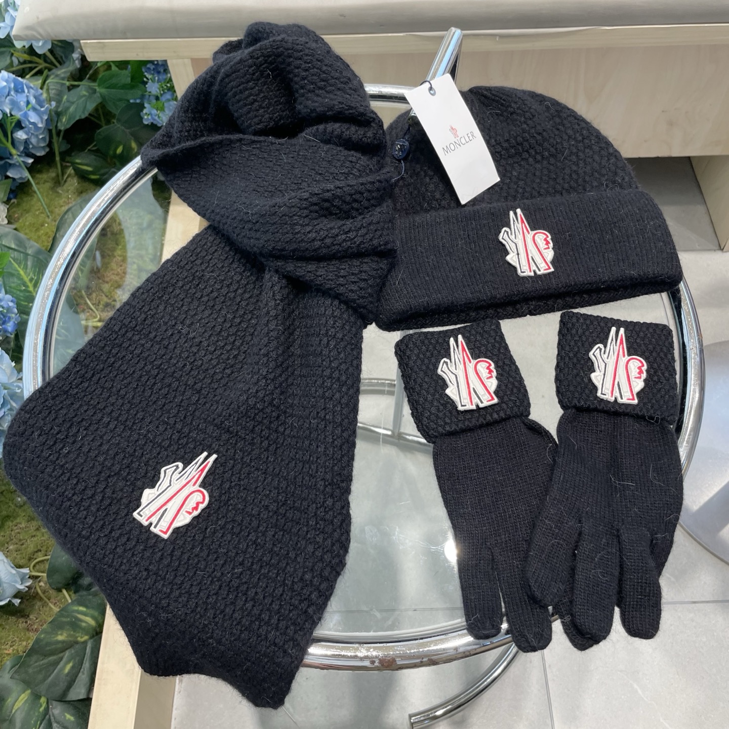 。蒙口三件套🎁MONCLER新款围巾帽子和手套三件套😍 百分之70羊绒30%兔毛成分👍保暖又时尚👍配15