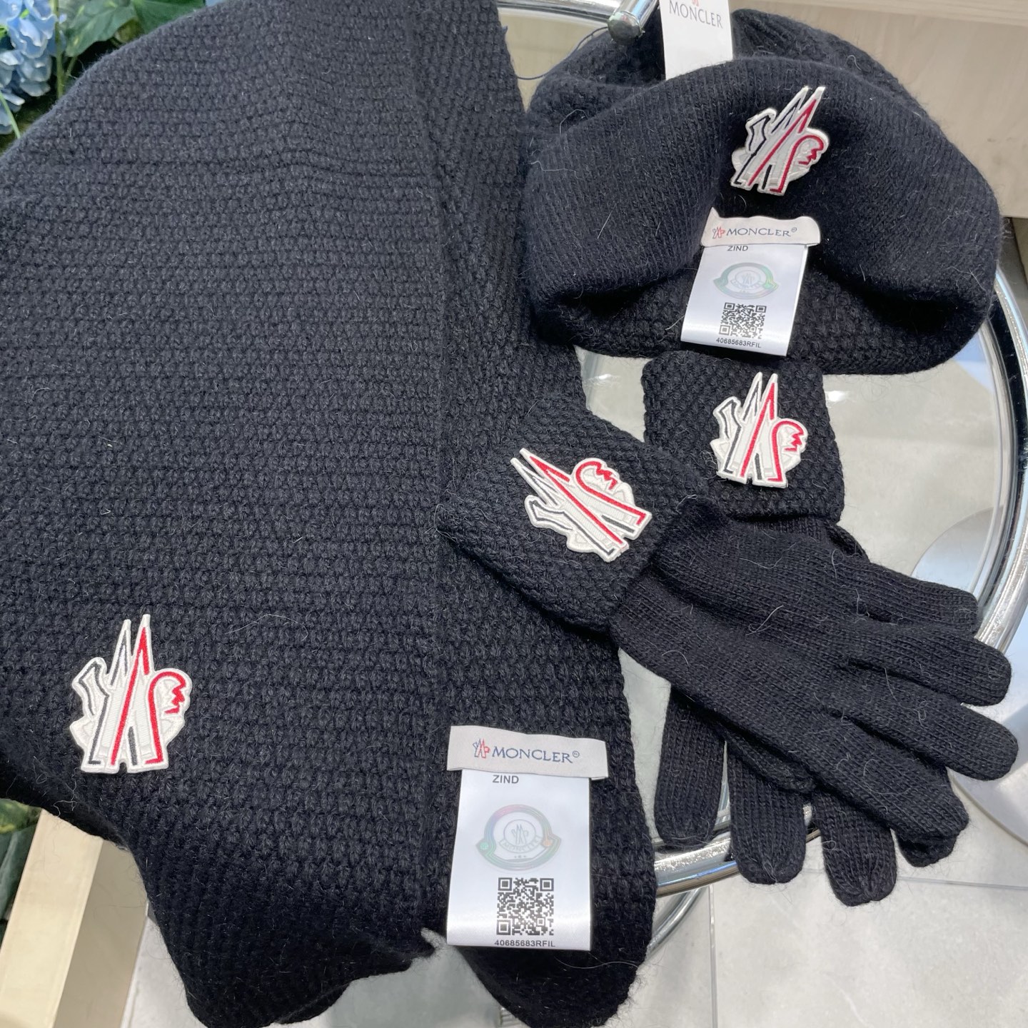 。蒙口三件套🎁MONCLER新款围巾帽子和手套三件套😍 百分之70羊绒30%兔毛成分👍保暖又时尚👍配15