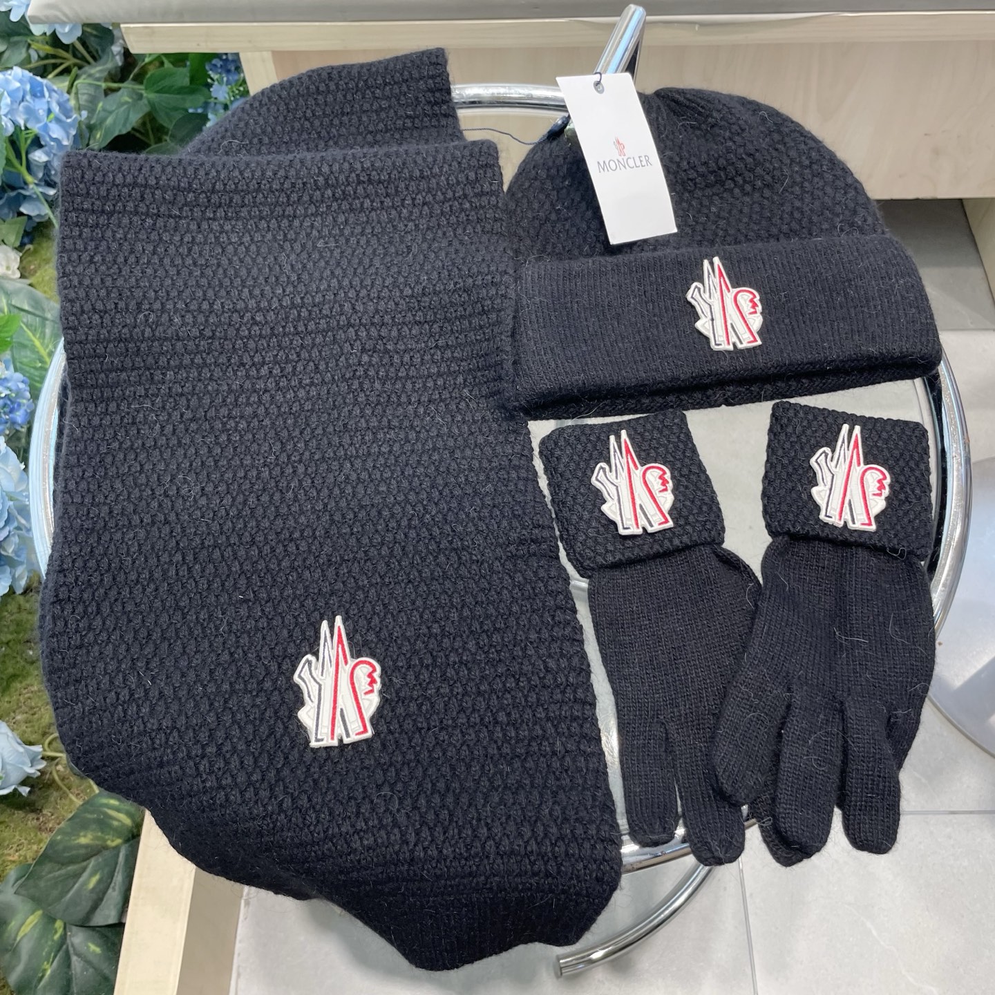 。蒙口三件套🎁MONCLER新款围巾帽子和手套三件套😍 百分之70羊绒30%兔毛成分👍保暖又时尚👍配15