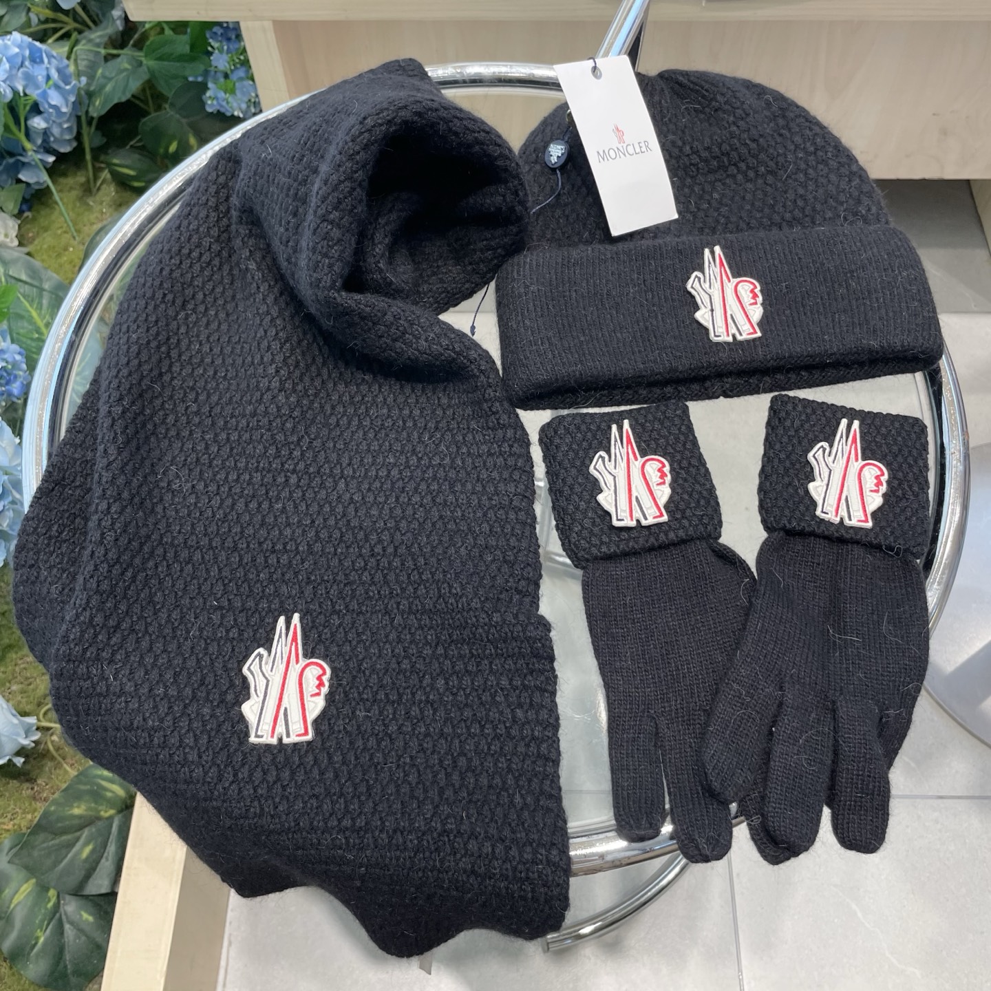 。蒙口三件套🎁MONCLER新款围巾帽子和手套三件套😍 百分之70羊绒30%兔毛成分👍保暖又时尚👍配15