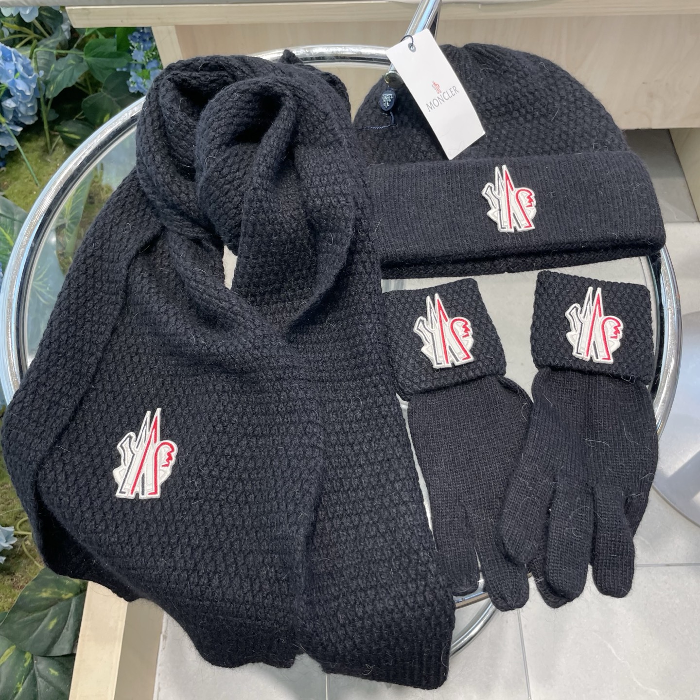 。蒙口三件套🎁MONCLER新款围巾帽子和手套三件套😍 百分之70羊绒30%兔毛成分👍保暖又时尚👍配15