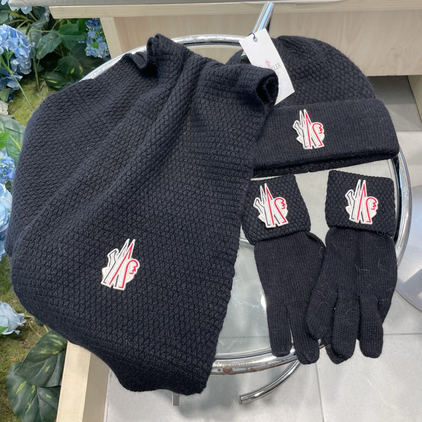 。蒙口三件套🎁MONCLER新款围巾帽子和手套三件套😍 百分之70羊绒30%兔毛成分👍保暖又时尚👍配15