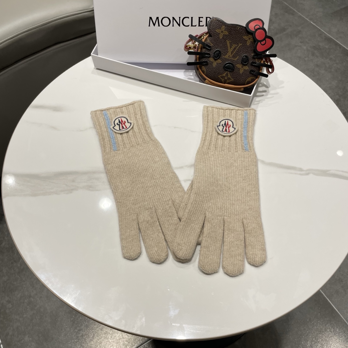 NO:640168,Moncler muzzle wool knitted gloves, classic small label design, available in khaki. Gloves are made of high-quality knitted fabric, soft and comfortable, five-finger design, touch screen function. Glove details - classic small label embroidery, decorative stripes - soft and warm, fit the hand - five-finger design, convenient touch screen Gloves, gloves, Moncler, gloves19860909Moncler蒙口羊毛针织手套,经典小标设计,卡其色可选.手套采用优质针织面料,柔软舒适,五指设计,触屏功能. 手套细节 - 经典小标刺绣,装饰条纹 - 柔软保暖,贴合手型 - 五指设计,方便触屏 手套,手套,Moncler,gloves,accessory