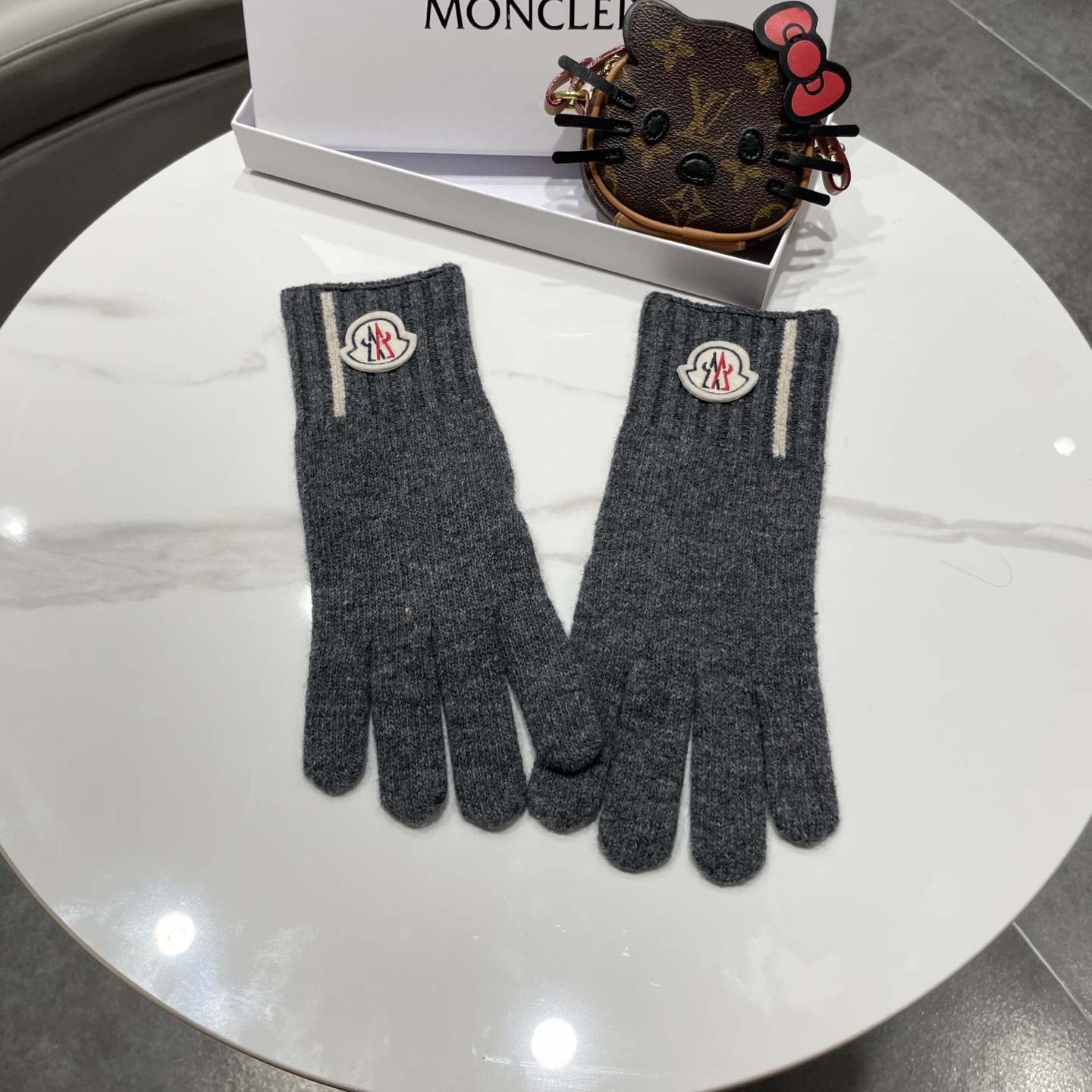 NO:640170,Moncler muzzle wool knitted gloves, classic small label design, gloves are made of high-quality knitted fabric, soft and comfortable, five-finger design, touch screen function. Glove details - classic small label embroidery, decorative stripes - soft and warm, fit the hand - five-finger design, convenient touch screen - Gloves, gloves, Moncler, gloves19860909Moncler蒙口羊毛针织手套,经典小标设计,手套采用优质针织面料,柔软舒适,五指设计,触屏功能. 手套细节 - 经典小标刺绣,装饰条纹 - 柔软保暖,贴合手型 - 五指设计,方便触屏 -手套,手套,Moncler,gloves,accessory
