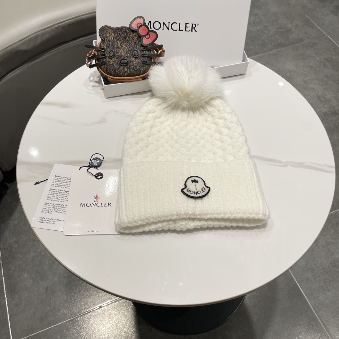 NO:579936,moncler official authentic Meng Mou Lingyu winter knitted hemp pattern beanie imitation fox fur ball knitted hat warm pullover hat fisherman hat baseball cap knitted hat, hat, Moncler, espadrilles, hats19860909moncler官方正品蒙口凌誉冬针织麻花纹毛线帽仿狐狸毛球针织帽保暖套头帽帽子渔夫帽棒球帽针织帽,帽子,Moncler,espadrilles,hats,hat