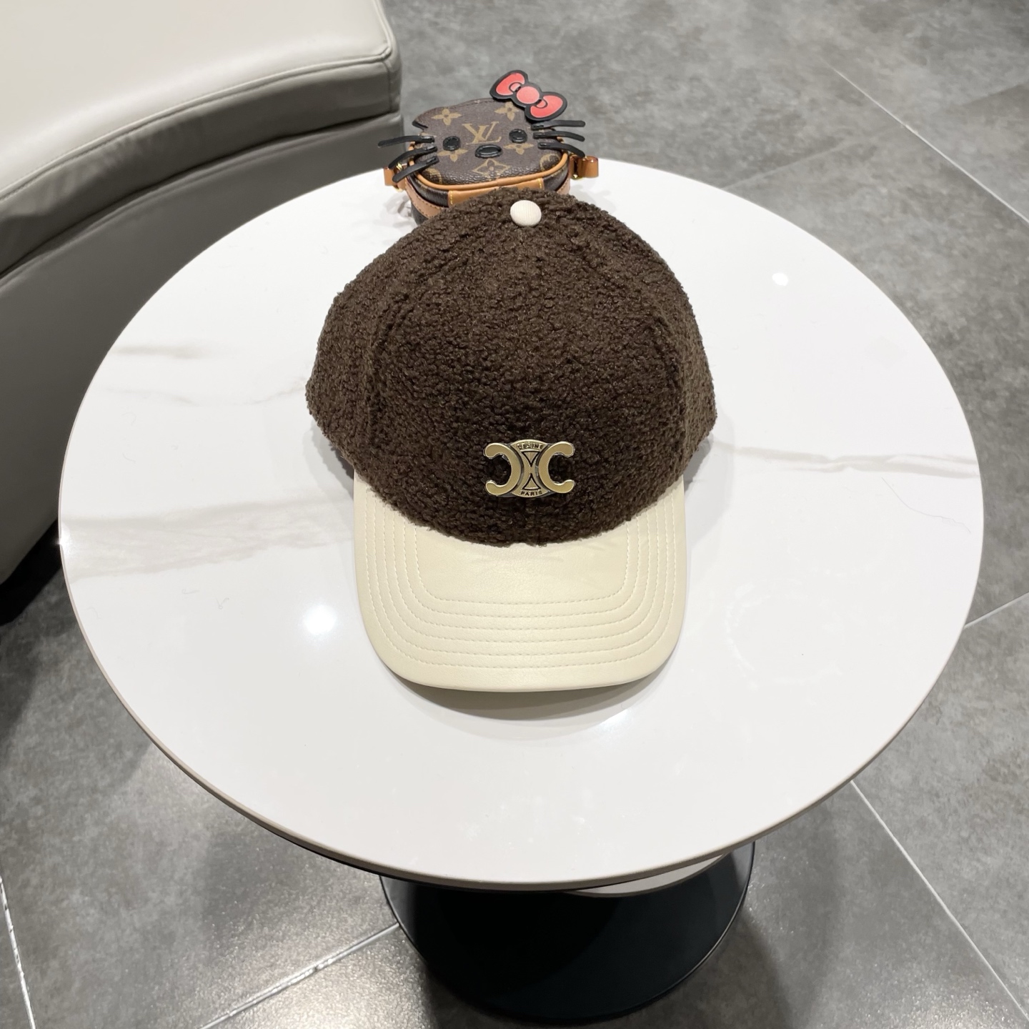 NO:579961,Celine Celine's new autumn and winter lamb wool baseball cap Chanel's simplest style. Hat with a small face, fisherman hat, baseball cap, knitted hat, hat, celine, chanel, espadrilles, hats19860909celine塞琳秋冬新款羊羔毛棒球帽 香奈儿最简约的款式 显脸小的帽型帽子渔夫帽棒球帽针织帽,帽子,celine,chanel,espadrilles,hats,hat