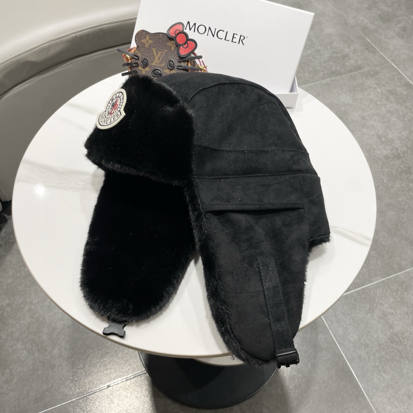 NO:670767,Mouth suede fabric, classic mink fur decoration. The hat is made of high-quality suede fabric, with mink fur decoration, warm and comfortable. One-size-fits-all design, suitable for 55-60cm head circumference, unisex. Hat details - Classic mink fur edges, warm and comfortable - Brown suede fabric, outstanding texture - The hat body is equipped with brand logo embroidery -  Hat with anti-counterfeiting tag, fisherman hat, baseball cap, knitted hat, hat, Moncler, espadrilles, chamois leather, hats19860909蒙口麂皮面料,经典水貂毛装饰.帽子采用优质麂皮面料,搭配水貂毛装饰,保暖舒适.均码设计,适合55-60cm头围,男女通用. 帽子细节 - 经典水貂毛边,保暖舒适 - 咖啡色麂皮面料,质感出众 - 帽身配有品牌logo刺绣 - 带防伪吊牌帽子渔夫帽棒球帽针织帽,帽子,Moncler,espadrilles,chamois leather,hats,hat