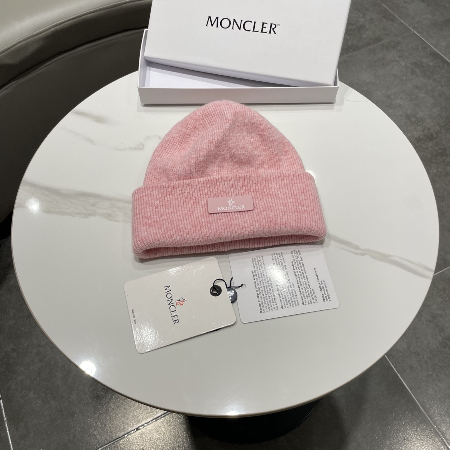 NO:580260,The MONCLER woolen hat is very soft and comfortable, warm and fashionable, simple and elegant, and versatile!  Hats bucket hat, baseball cap, knitted hat, hat, Moncler, espadrilles, hats19860909蒙口针织帽MONCLER毛线帽质量非常柔软舒服,保暖又时尚,简约大气,百搭款！帽子渔夫帽棒球帽针织帽,帽子,Moncler,espadrilles,hats,hat