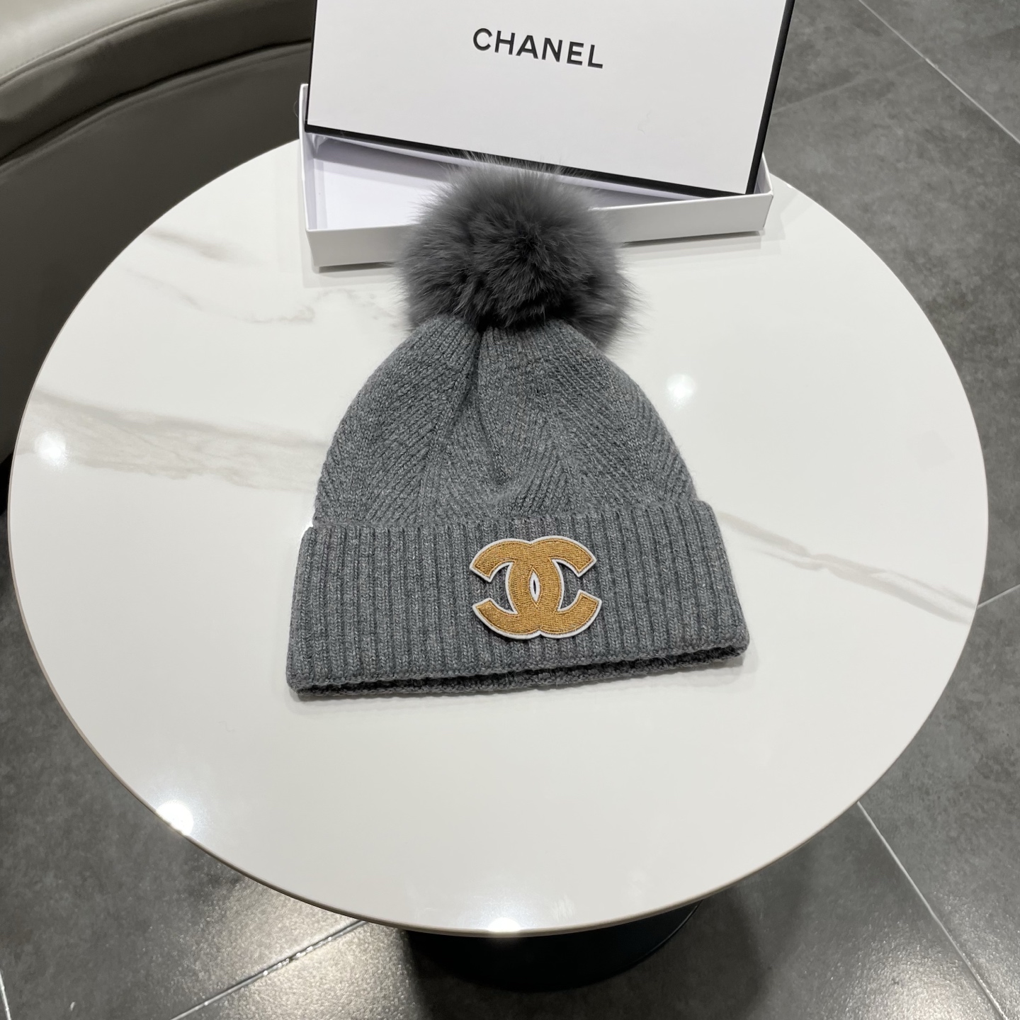 NO:580262,[CHANEL Chanel] New style knitted beanie with fox fur ball and small fragrant fur ball, big brand series, full of light luxury, fisherman hat, baseball cap knitted hat, hat, chanel, chanel, espadrilles, hats19860909【CHANEL香奈儿】新款配狐狸毛球小香风毛球针织毛线帽,大牌系列,轻奢感满满帽子渔夫帽棒球帽针织帽,帽子,chanel,chanel,espadrilles,hats,hat