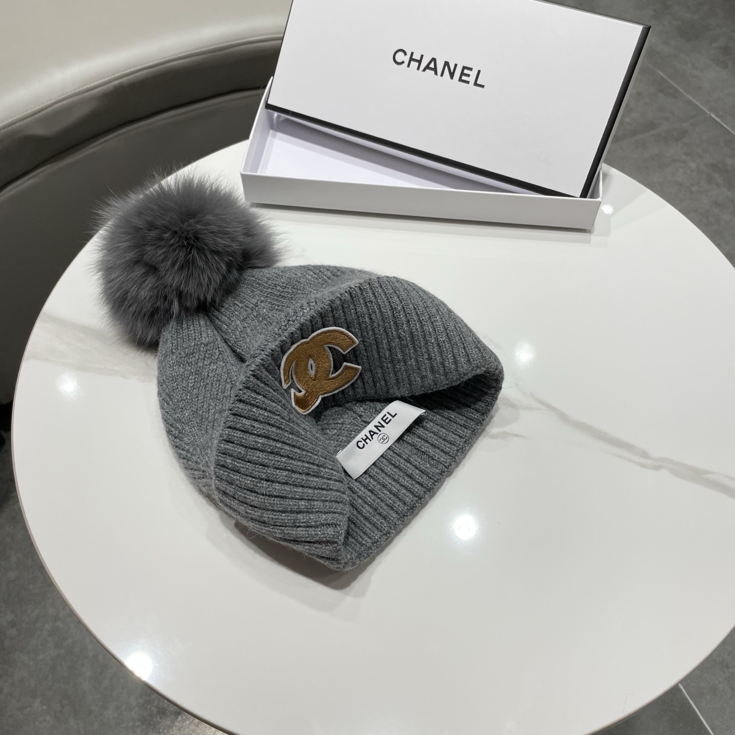 【CHANEL香奈儿】新款配狐狸毛球小香风毛球针织毛线帽，大牌系列，轻奢感满满