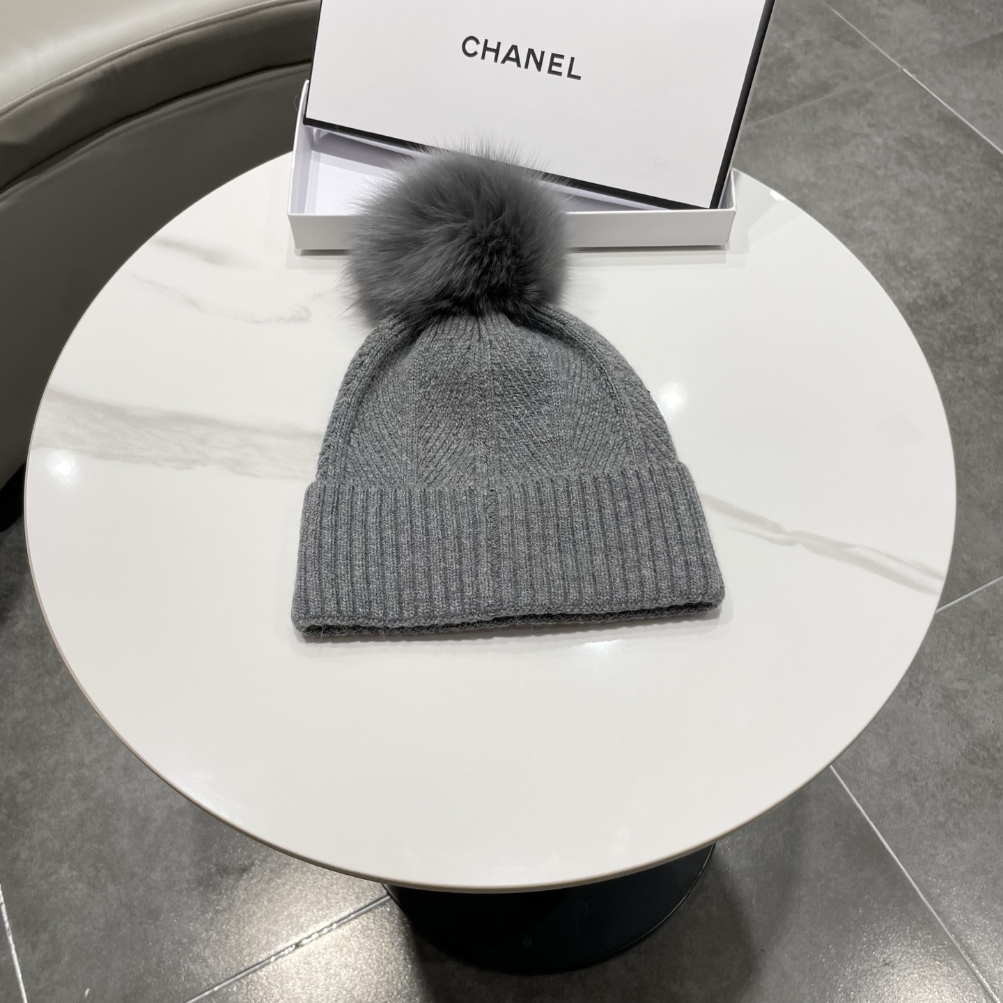 【CHANEL香奈儿】新款配狐狸毛球小香风毛球针织毛线帽，大牌系列，轻奢感满满
