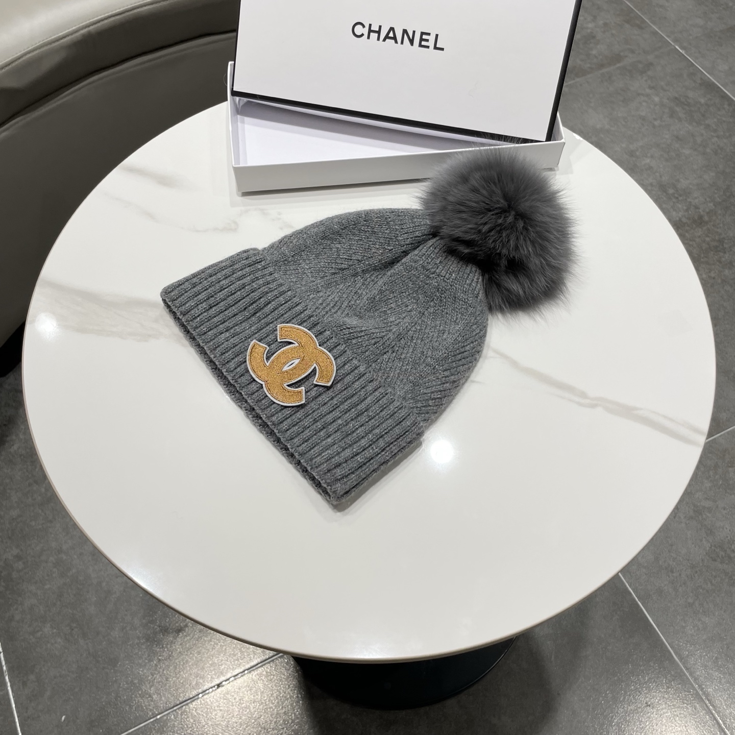 【CHANEL香奈儿】新款配狐狸毛球小香风毛球针织毛线帽，大牌系列，轻奢感满满