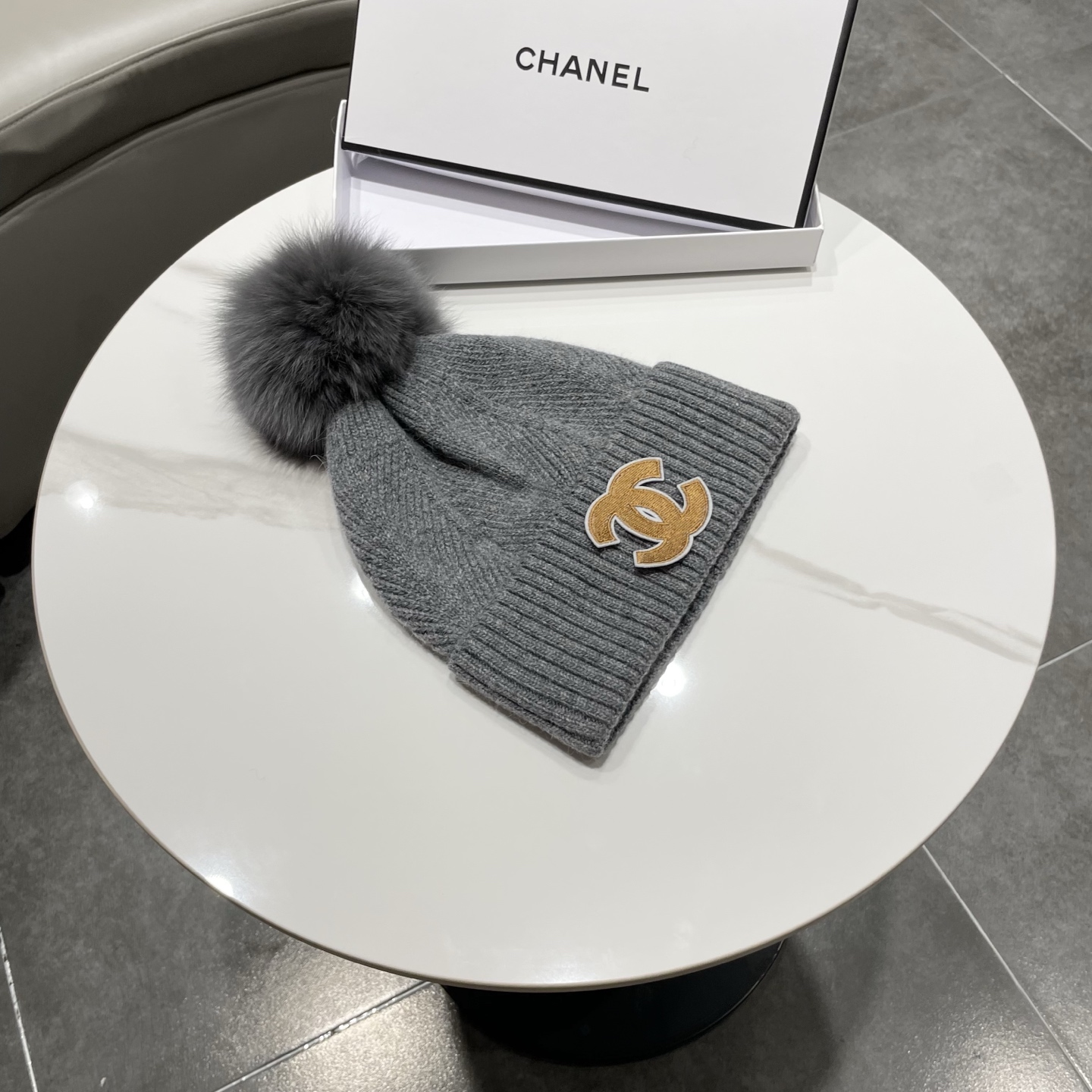 【CHANEL香奈儿】新款配狐狸毛球小香风毛球针织毛线帽，大牌系列，轻奢感满满