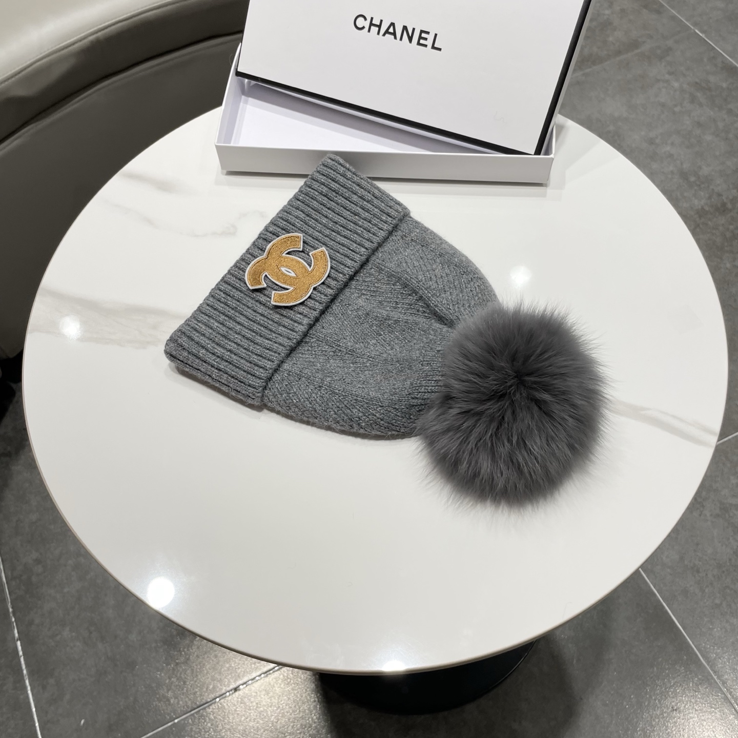 【CHANEL香奈儿】新款配狐狸毛球小香风毛球针织毛线帽，大牌系列，轻奢感满满
