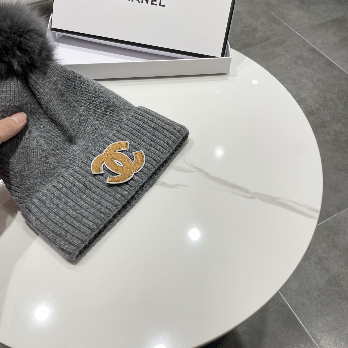 【CHANEL香奈儿】新款配狐狸毛球小香风毛球针织毛线帽，大牌系列，轻奢感满满