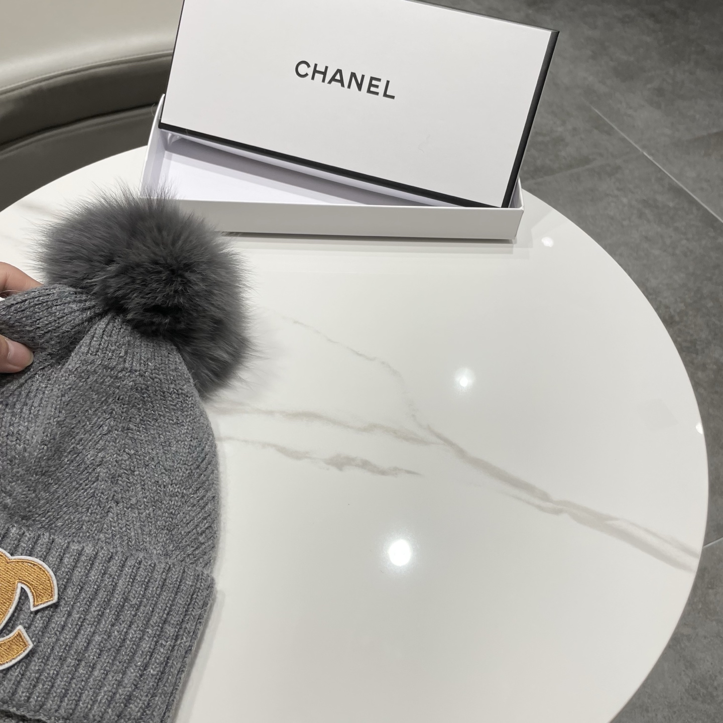 【CHANEL香奈儿】新款配狐狸毛球小香风毛球针织毛线帽，大牌系列，轻奢感满满