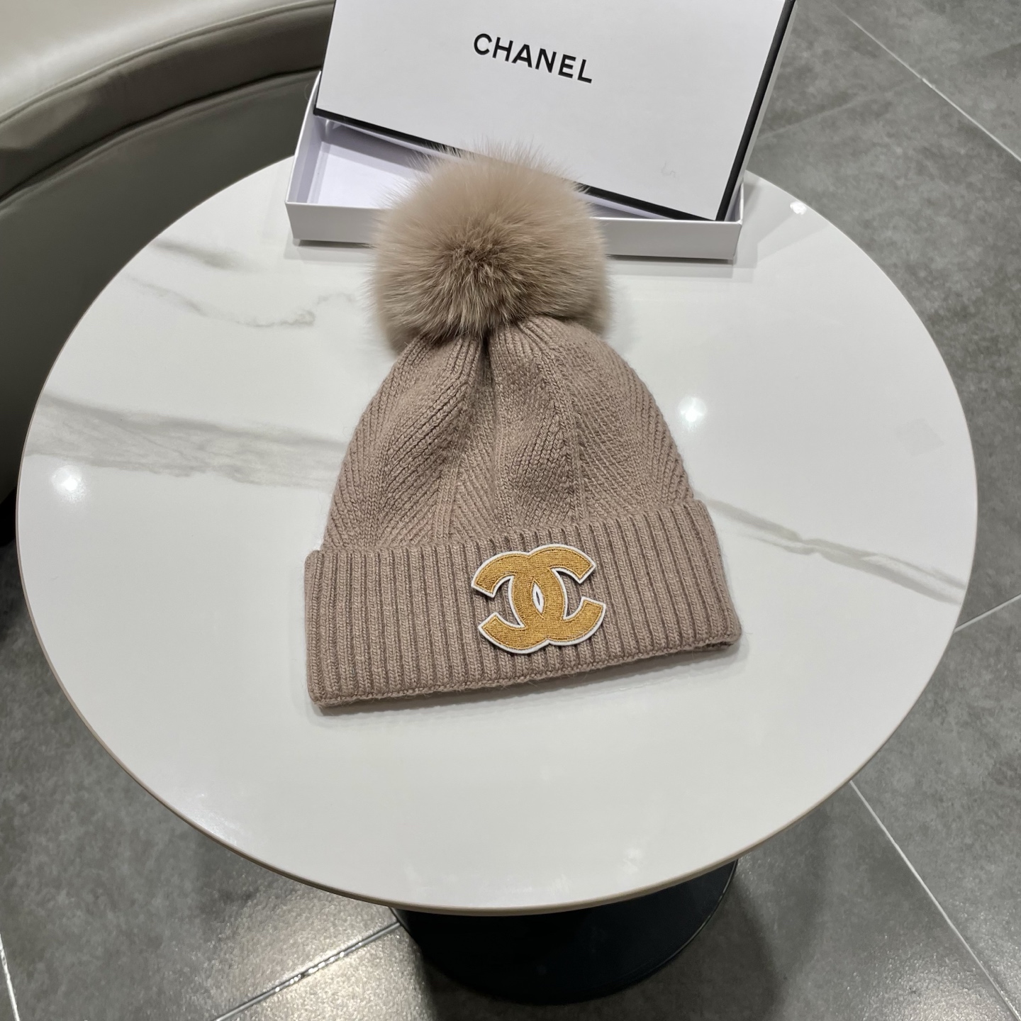 NO:580264,[CHANEL Chanel] 2025 new style knitted beanie with fox fur ball and small fragrant fur ball, big brand series, full of light luxury, fisherman hat, baseball cap knitted hat, hat, chanel, chanel, espadrilles, hats19860909【CHANEL香奈儿】2025新款配狐狸毛球小香风毛球针织毛线帽,大牌系列,轻奢感满满帽子渔夫帽棒球帽针织帽,帽子,chanel,chanel,espadrilles,hats,hat