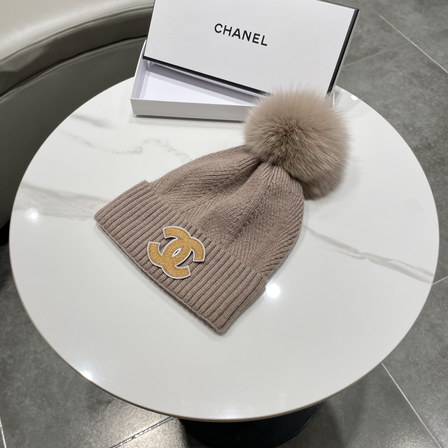 【CHANEL香奈儿】新款配狐狸毛球小香风毛球针织毛线帽，大牌系列，轻奢感满满
