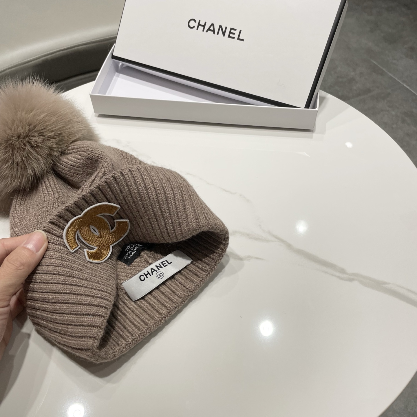 【CHANEL香奈儿】新款配狐狸毛球小香风毛球针织毛线帽，大牌系列，轻奢感满满