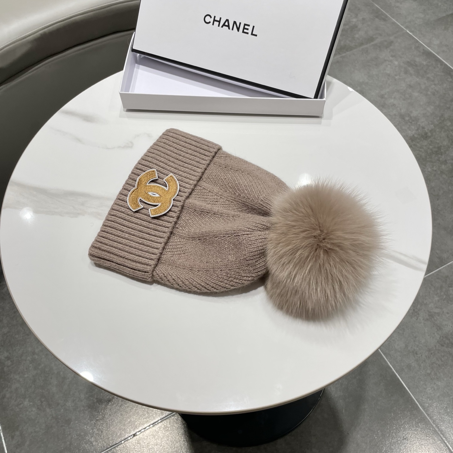 【CHANEL香奈儿】新款配狐狸毛球小香风毛球针织毛线帽，大牌系列，轻奢感满满