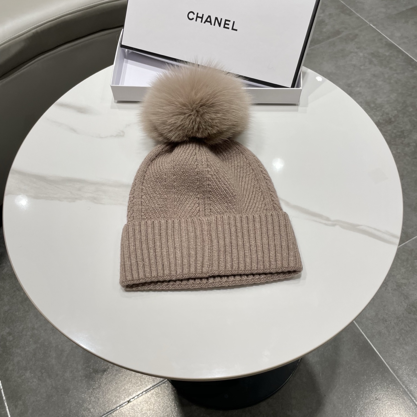 【CHANEL香奈儿】新款配狐狸毛球小香风毛球针织毛线帽，大牌系列，轻奢感满满