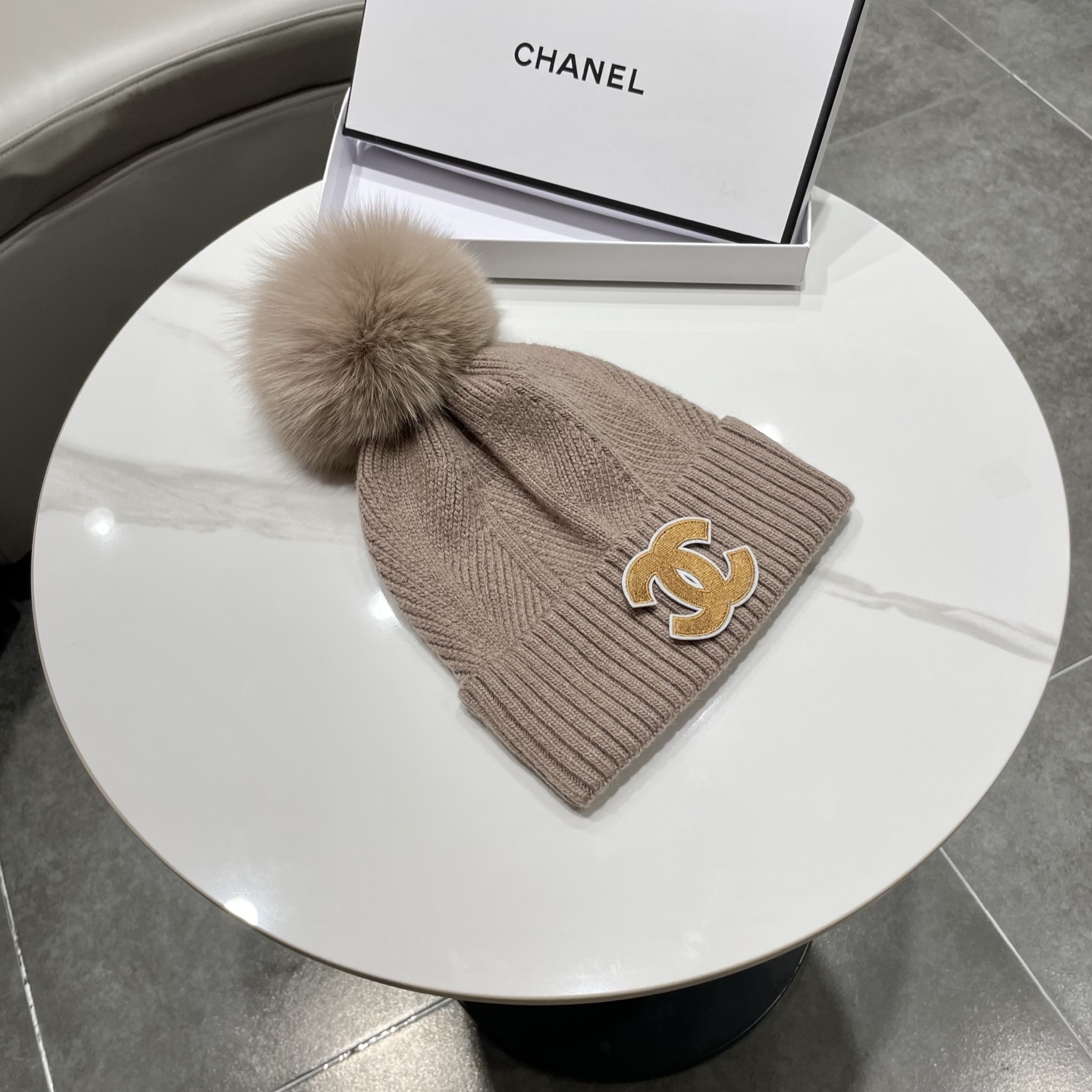 【CHANEL香奈儿】新款配狐狸毛球小香风毛球针织毛线帽，大牌系列，轻奢感满满
