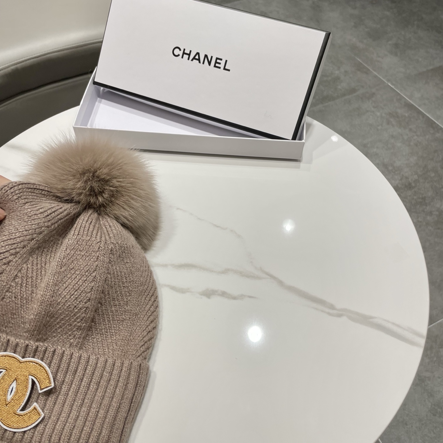 【CHANEL香奈儿】新款配狐狸毛球小香风毛球针织毛线帽，大牌系列，轻奢感满满