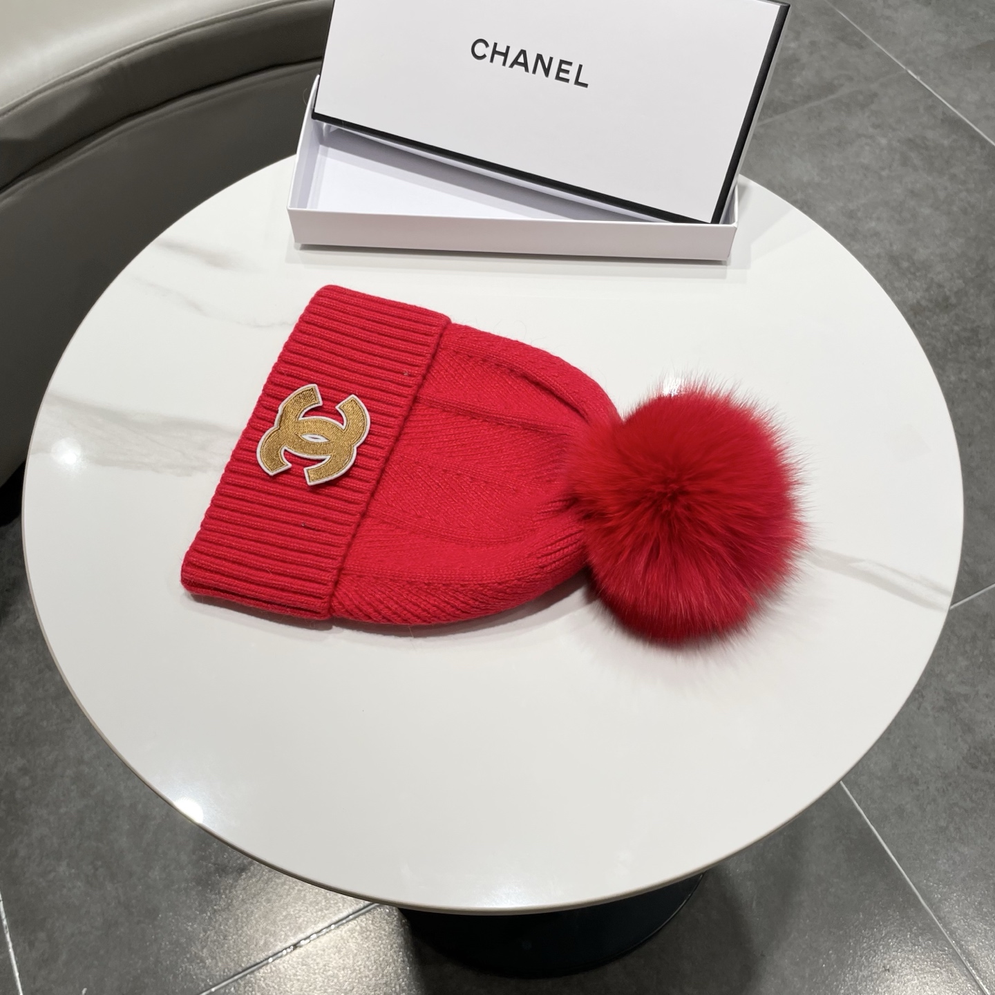 【CHANEL香奈儿】2026新款配狐狸毛球小香风毛球针织毛线帽，大牌系列，轻奢感满满