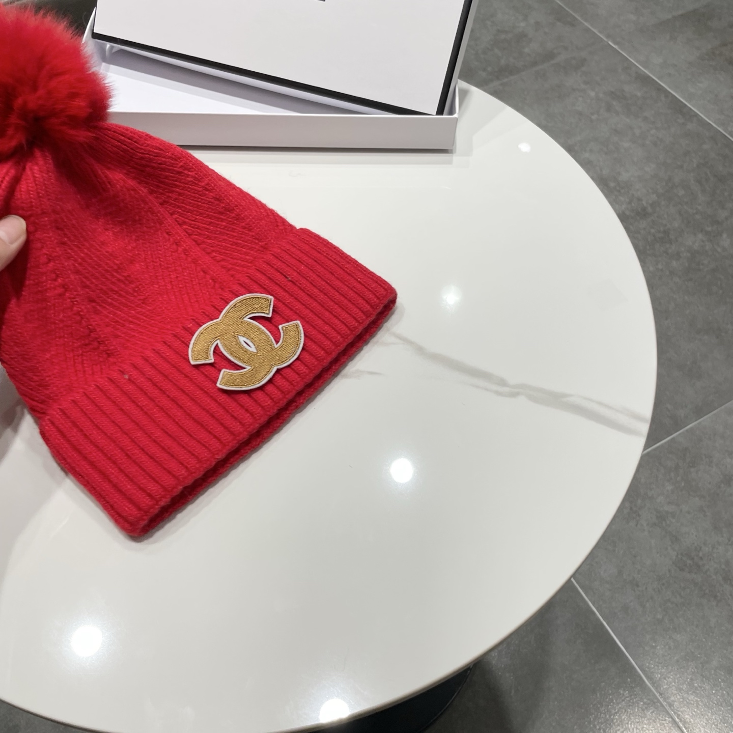 【CHANEL香奈儿】2026新款配狐狸毛球小香风毛球针织毛线帽，大牌系列，轻奢感满满