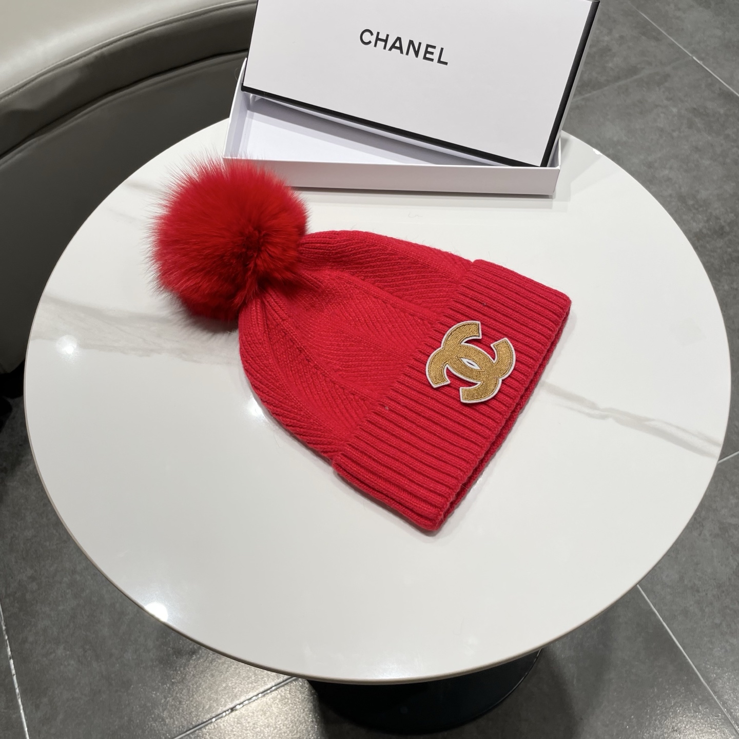 【CHANEL香奈儿】2026新款配狐狸毛球小香风毛球针织毛线帽，大牌系列，轻奢感满满