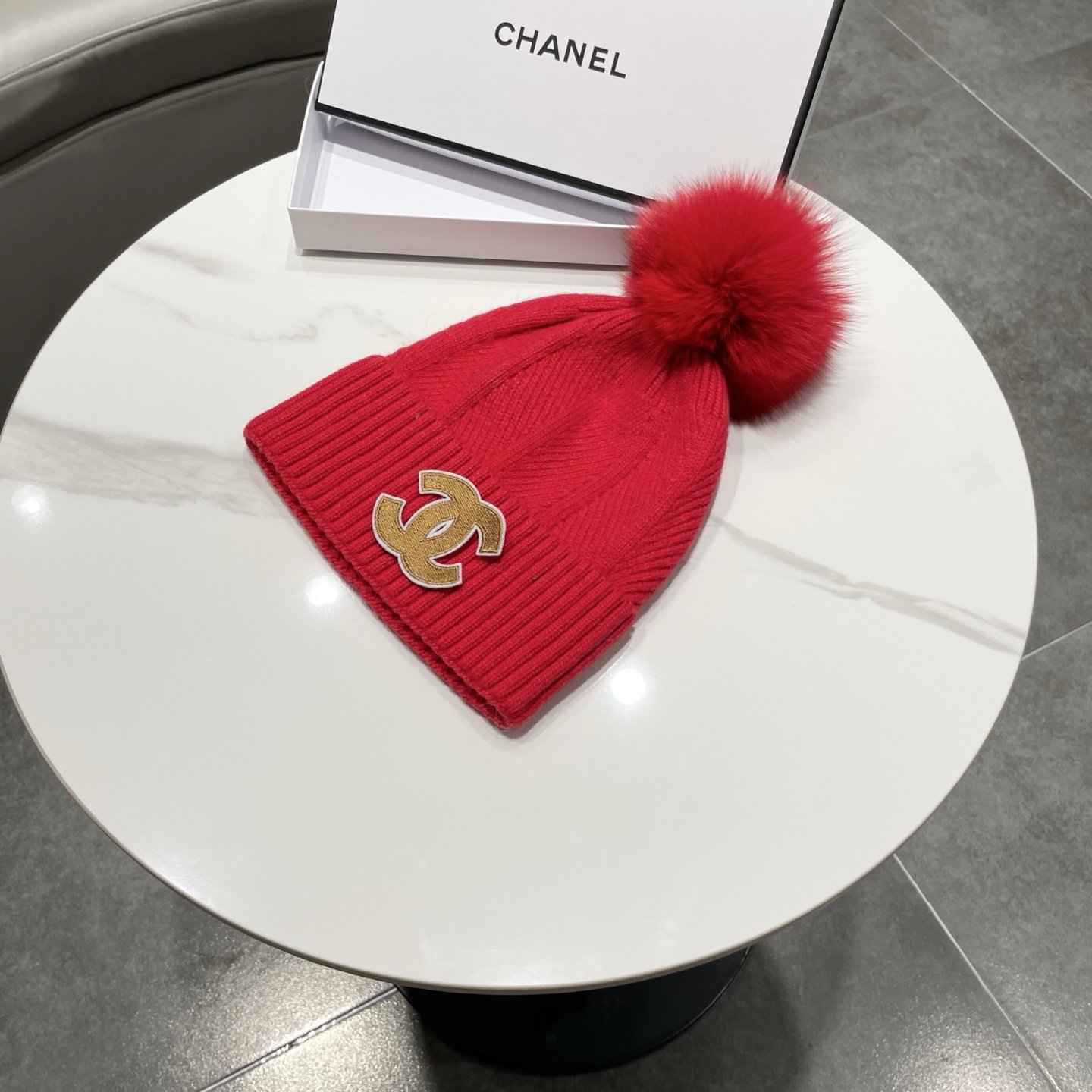 【CHANEL香奈儿】2026新款配狐狸毛球小香风毛球针织毛线帽，大牌系列，轻奢感满满