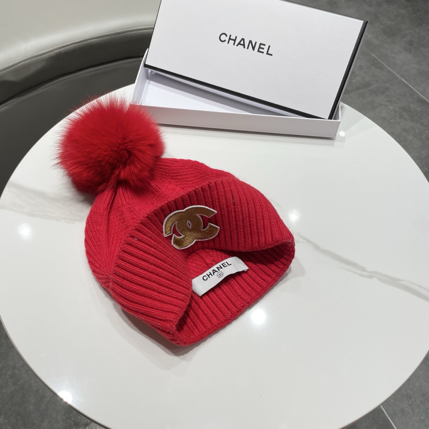 【CHANEL香奈儿】2026新款配狐狸毛球小香风毛球针织毛线帽，大牌系列，轻奢感满满