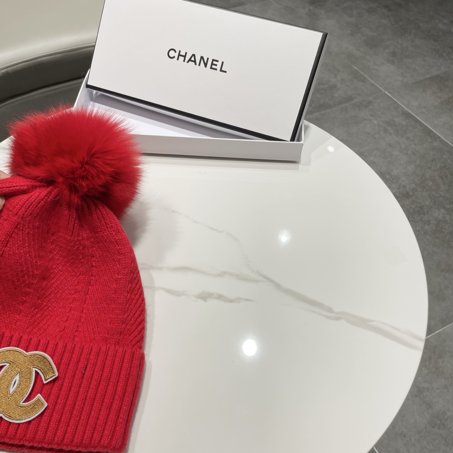 【CHANEL香奈儿】2026新款配狐狸毛球小香风毛球针织毛线帽，大牌系列，轻奢感满满