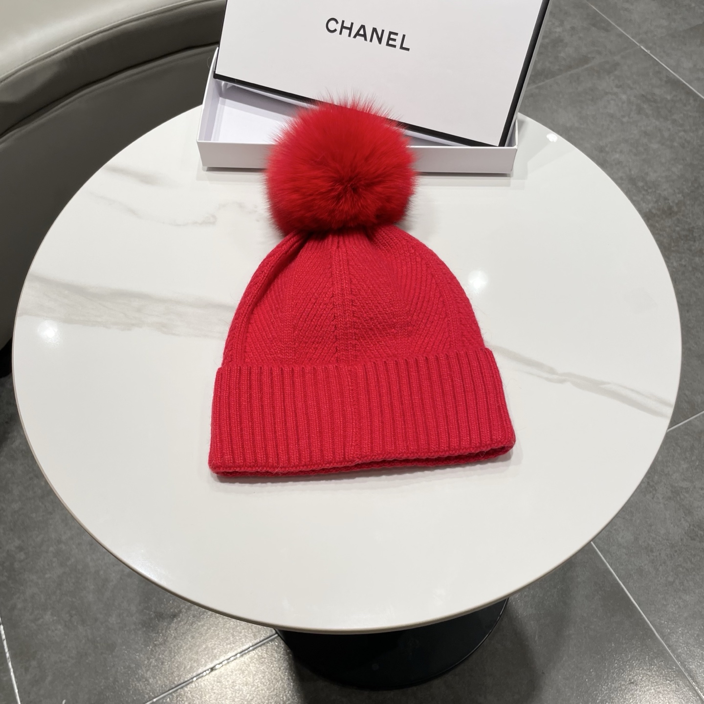 【CHANEL香奈儿】2026新款配狐狸毛球小香风毛球针织毛线帽，大牌系列，轻奢感满满