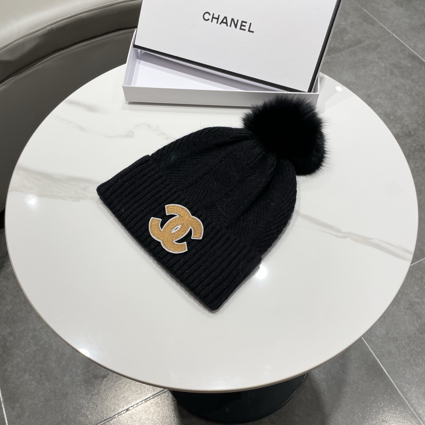 【CHANEL香奈儿】新款配狐狸毛球小香风毛球针织毛线帽，大牌系列，轻奢感满满