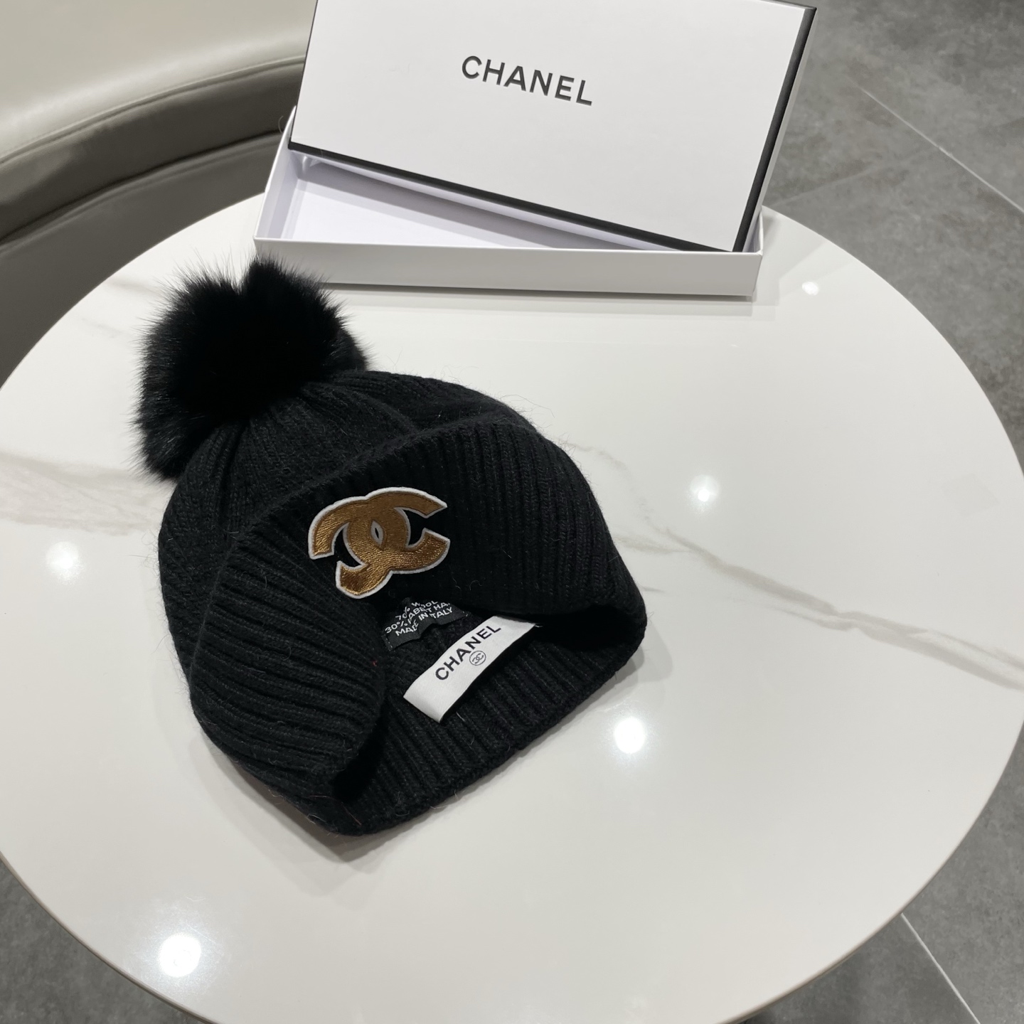 【CHANEL香奈儿】新款配狐狸毛球小香风毛球针织毛线帽，大牌系列，轻奢感满满