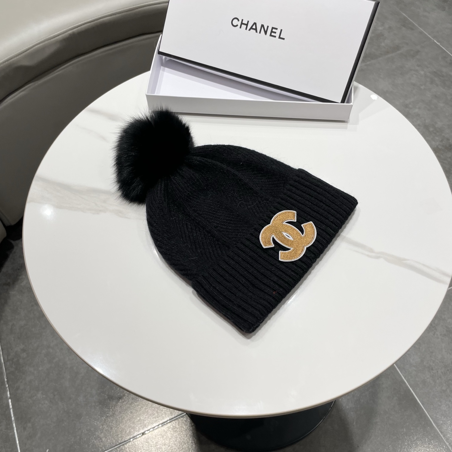 【CHANEL香奈儿】新款配狐狸毛球小香风毛球针织毛线帽，大牌系列，轻奢感满满