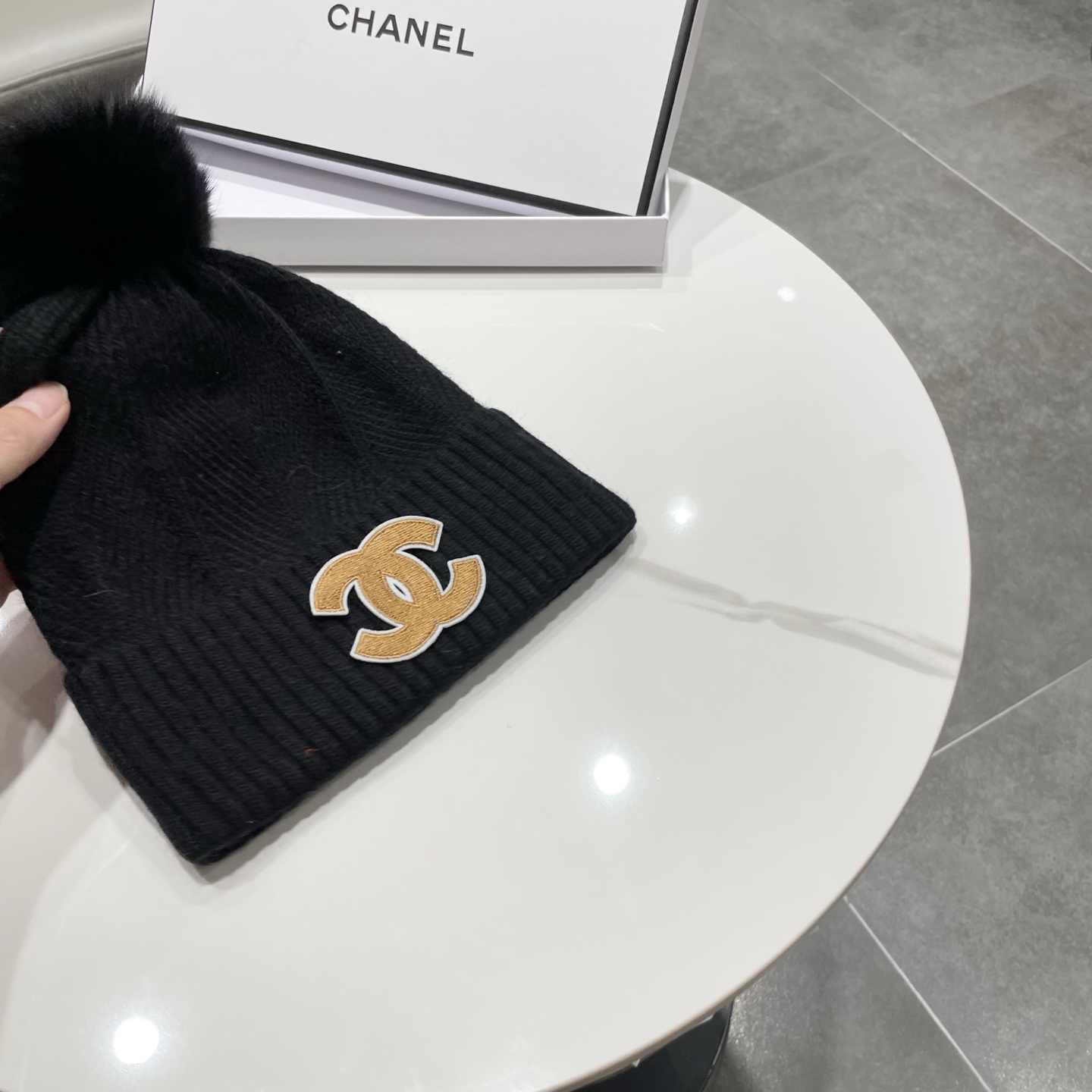 【CHANEL香奈儿】新款配狐狸毛球小香风毛球针织毛线帽，大牌系列，轻奢感满满