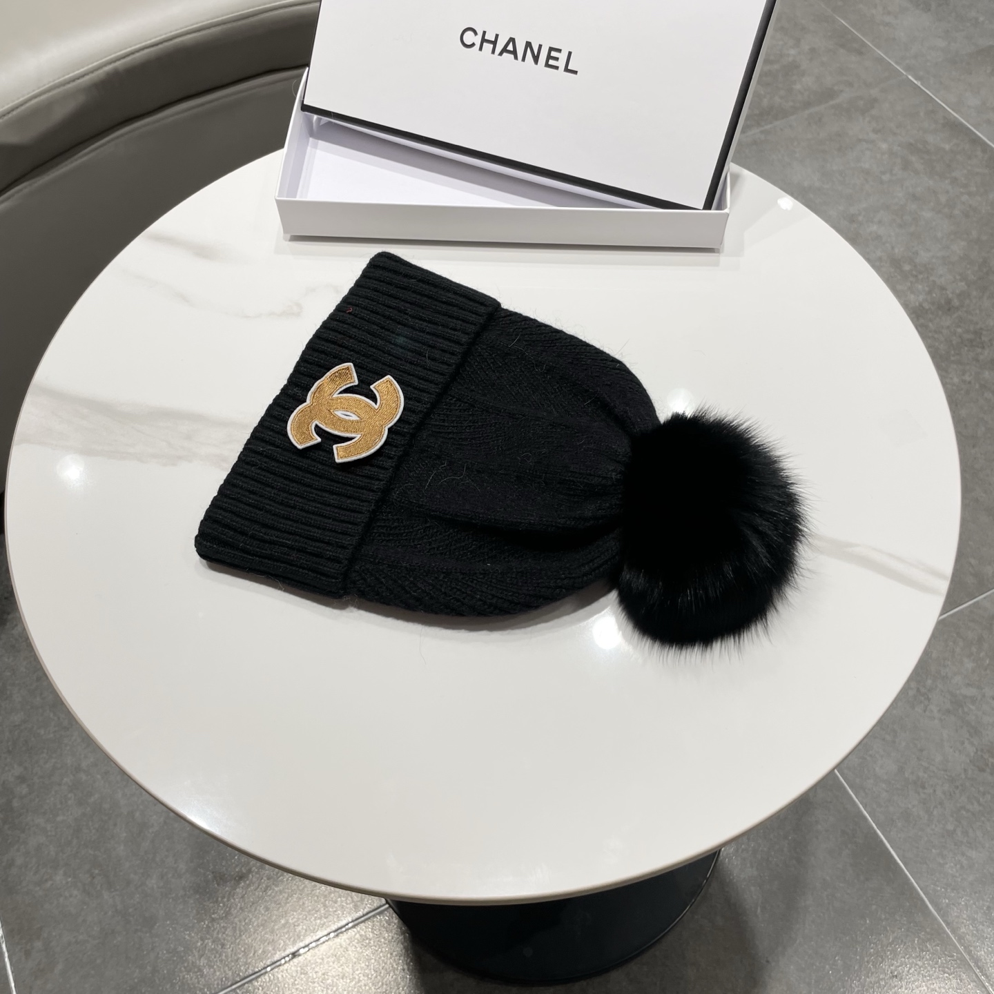【CHANEL香奈儿】新款配狐狸毛球小香风毛球针织毛线帽，大牌系列，轻奢感满满