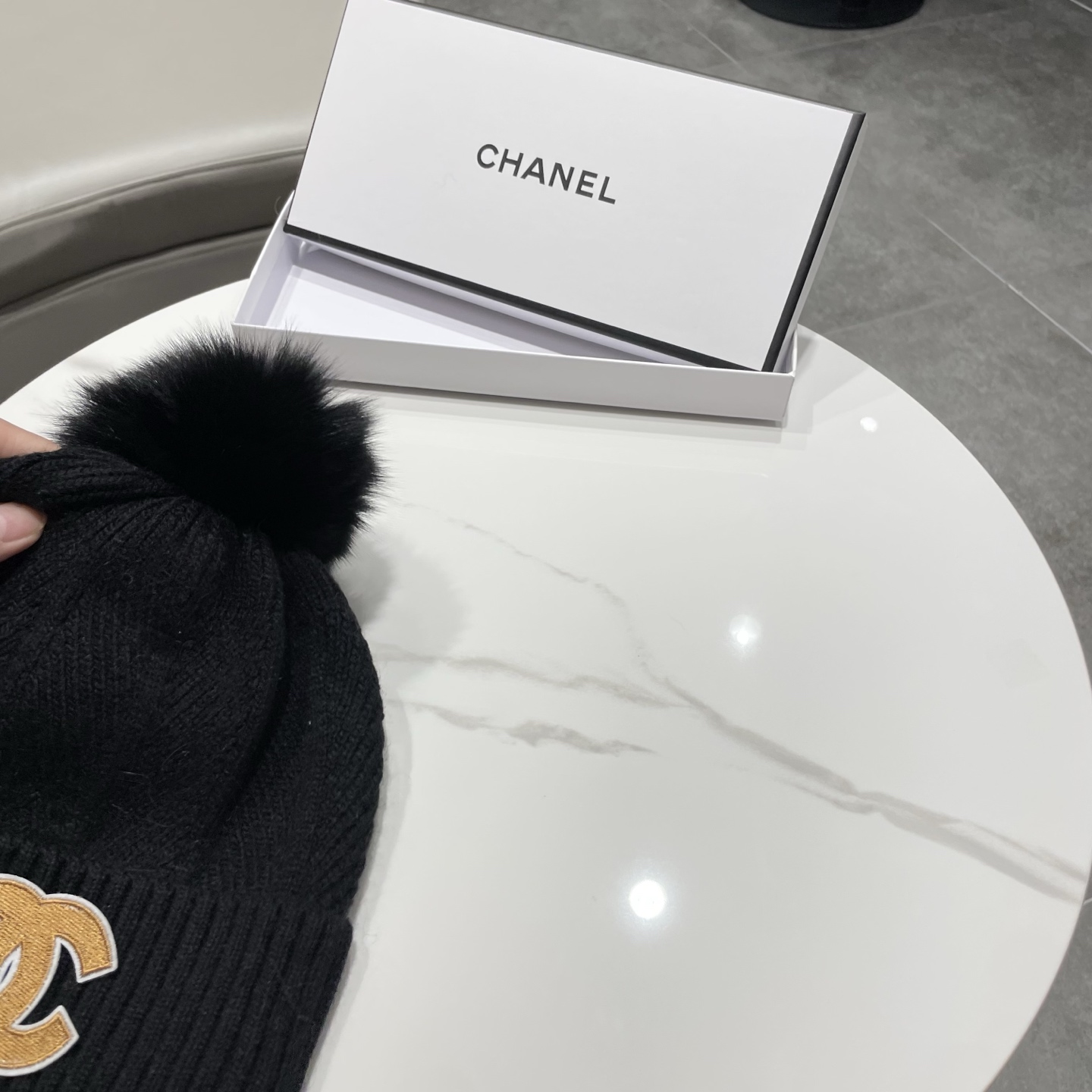 【CHANEL香奈儿】新款配狐狸毛球小香风毛球针织毛线帽，大牌系列，轻奢感满满