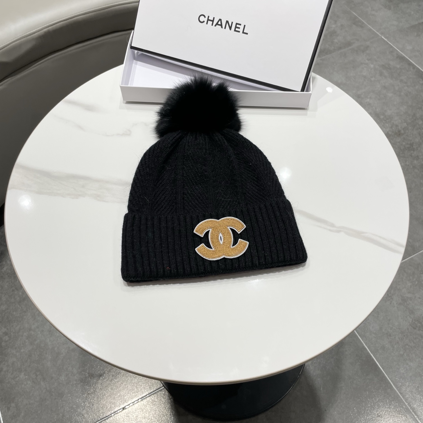 【CHANEL香奈儿】新款配狐狸毛球小香风毛球针织毛线帽，大牌系列，轻奢感满满