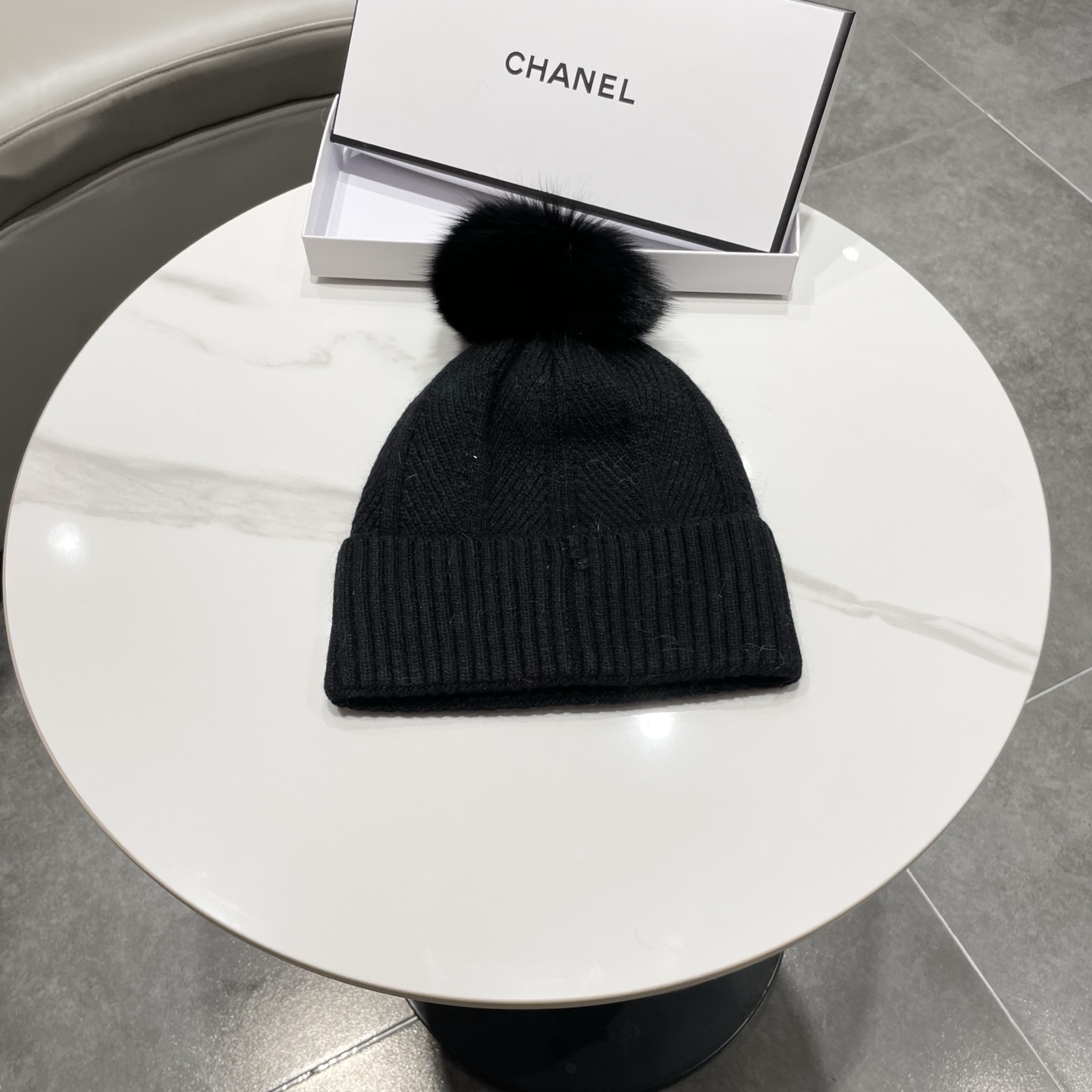 【CHANEL香奈儿】新款配狐狸毛球小香风毛球针织毛线帽，大牌系列，轻奢感满满