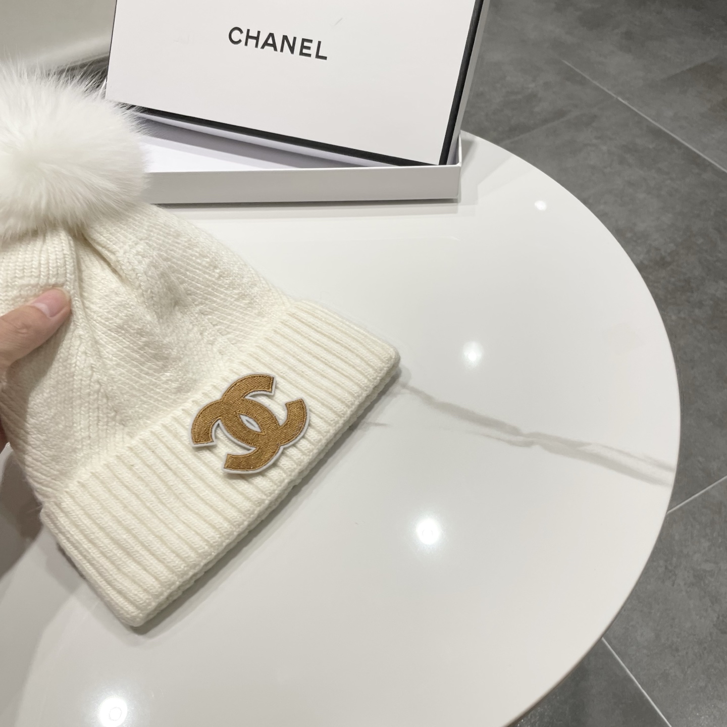 【CHANEL香奈儿】新款配狐狸毛球小香风毛球针织毛线帽，大牌系列，轻奢感满满