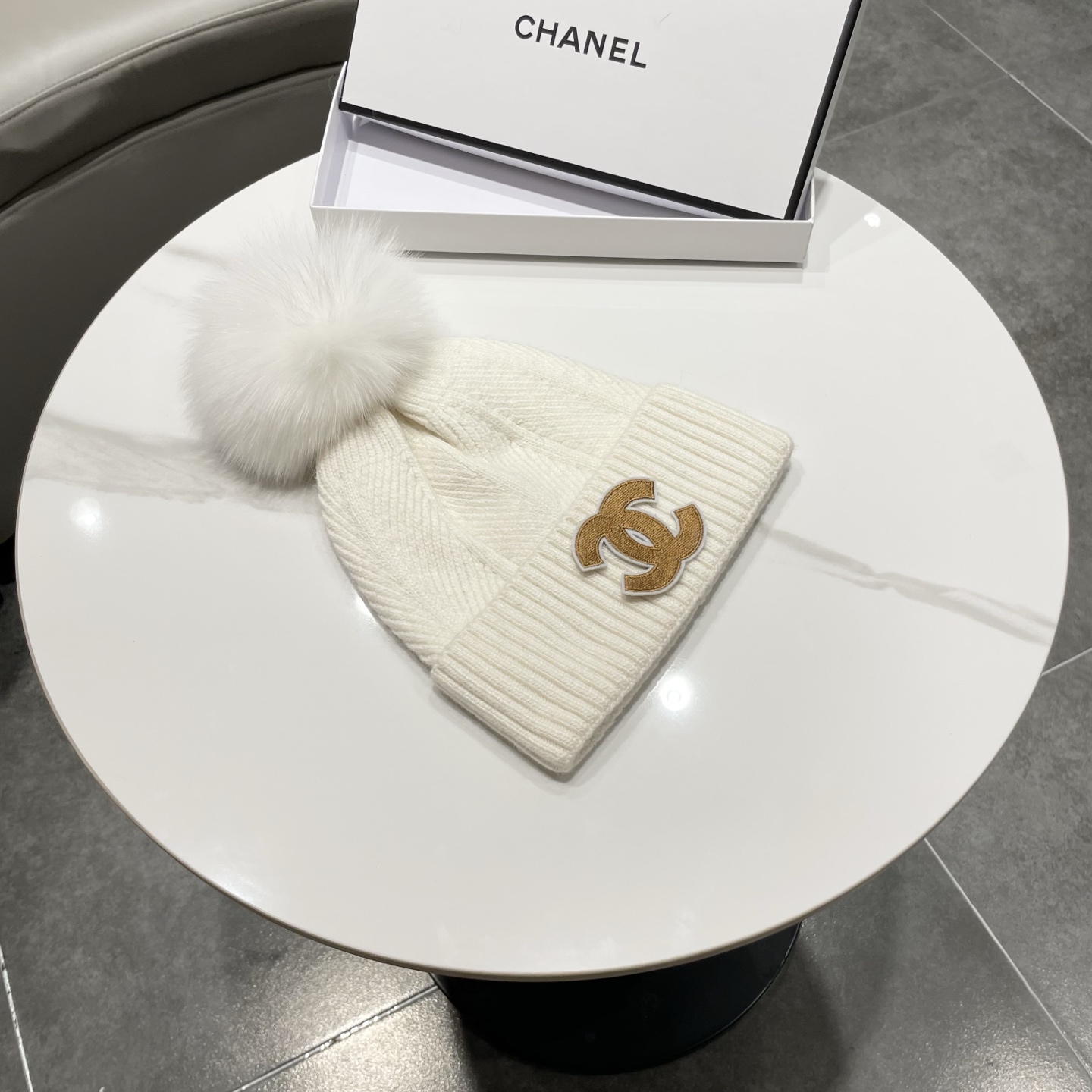 【CHANEL香奈儿】新款配狐狸毛球小香风毛球针织毛线帽，大牌系列，轻奢感满满