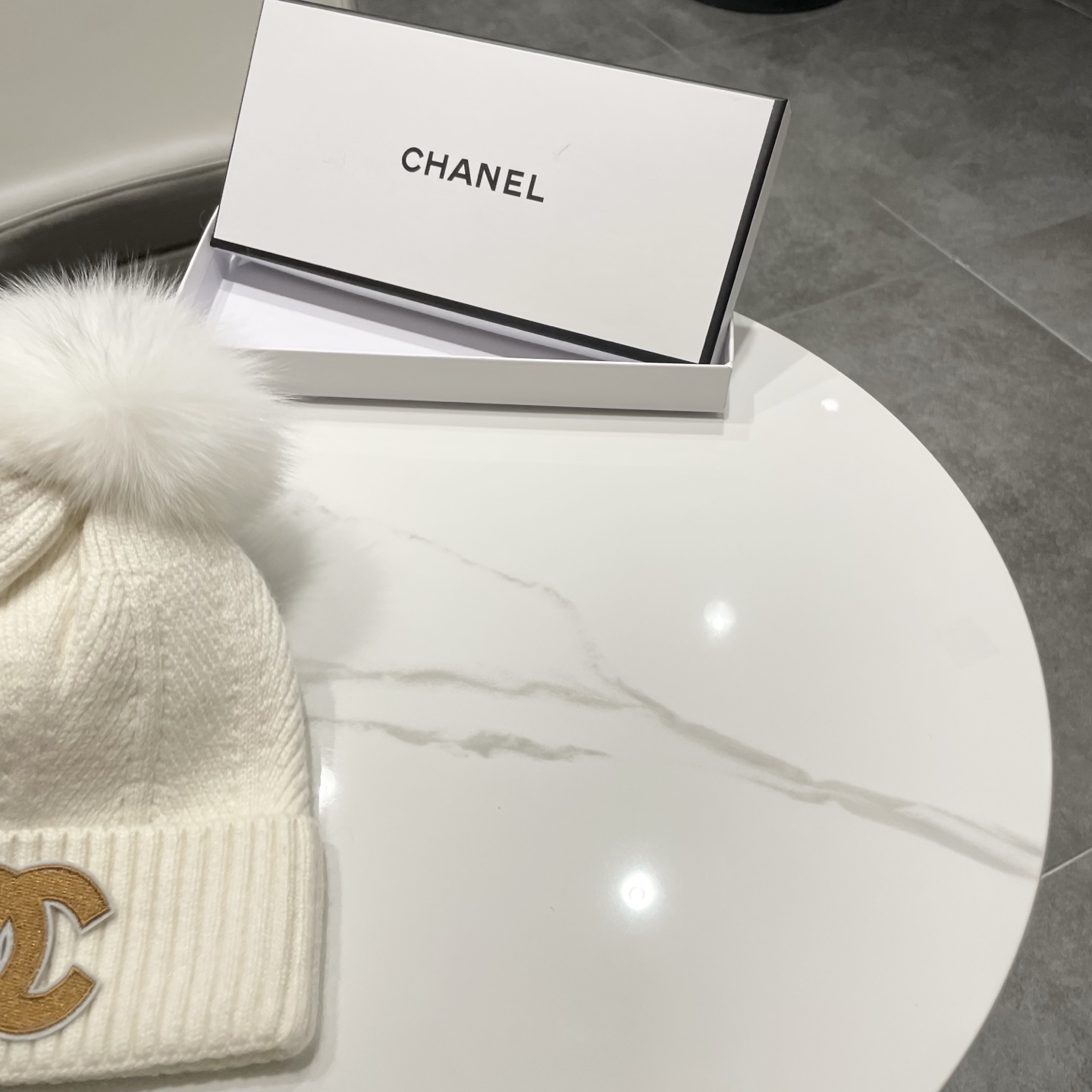 【CHANEL香奈儿】新款配狐狸毛球小香风毛球针织毛线帽，大牌系列，轻奢感满满