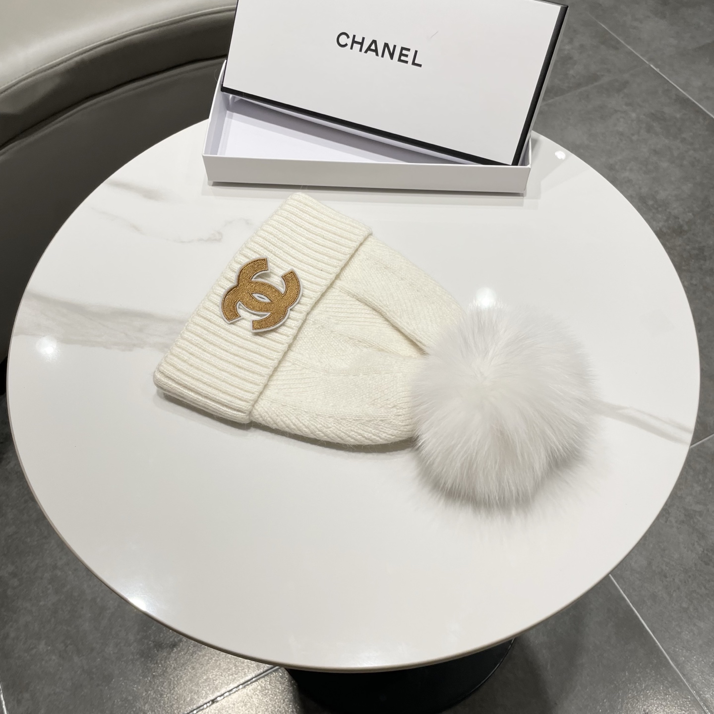 【CHANEL香奈儿】新款配狐狸毛球小香风毛球针织毛线帽，大牌系列，轻奢感满满