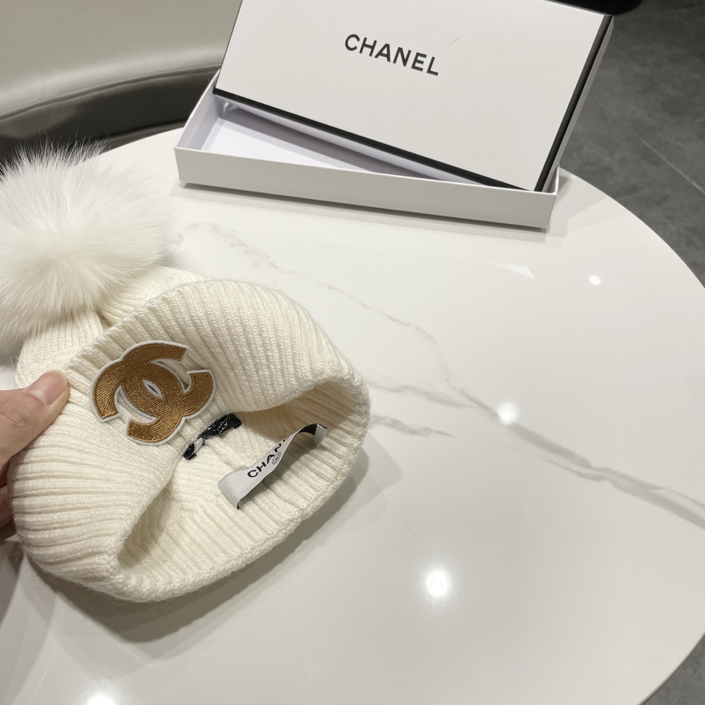【CHANEL香奈儿】新款配狐狸毛球小香风毛球针织毛线帽，大牌系列，轻奢感满满