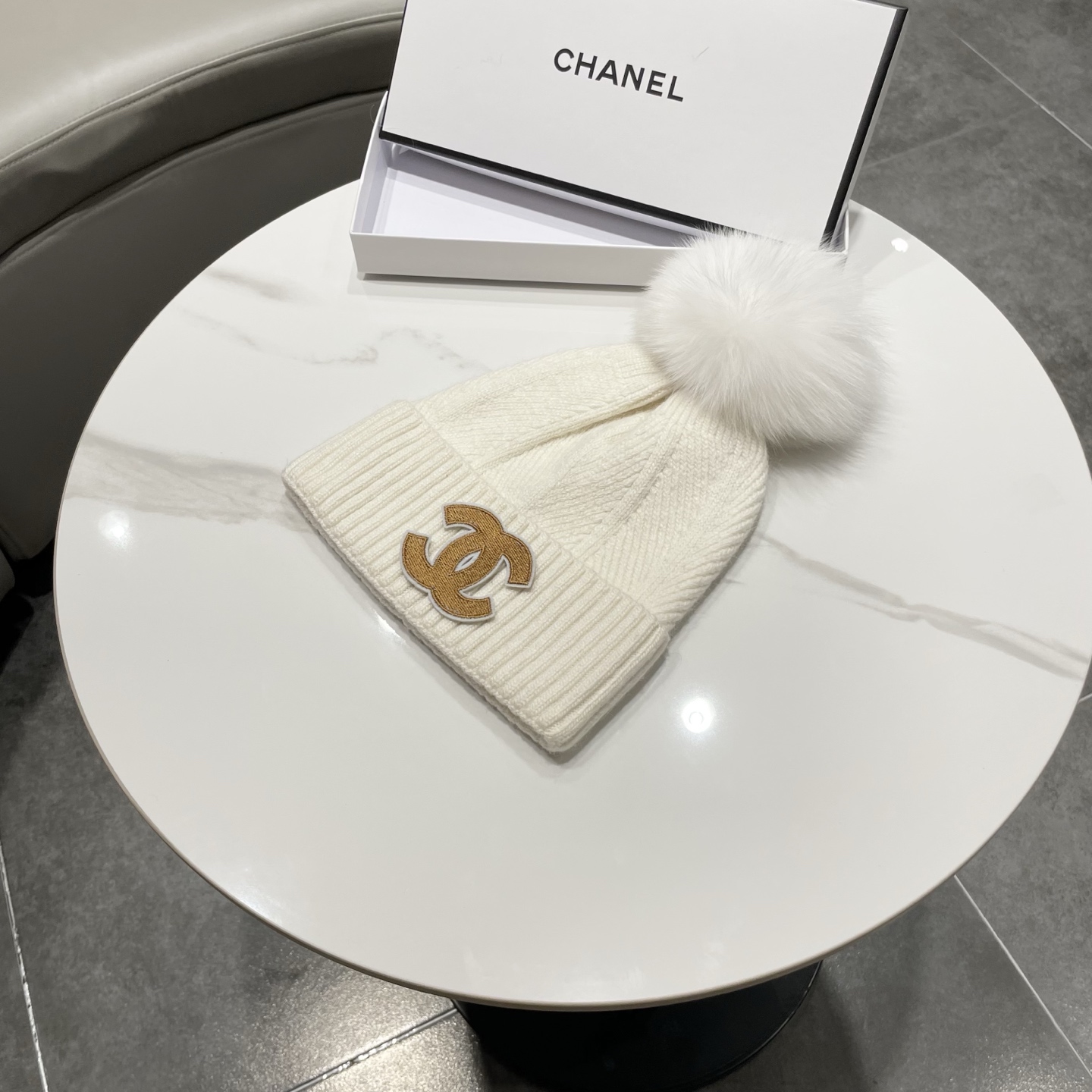 【CHANEL香奈儿】新款配狐狸毛球小香风毛球针织毛线帽，大牌系列，轻奢感满满