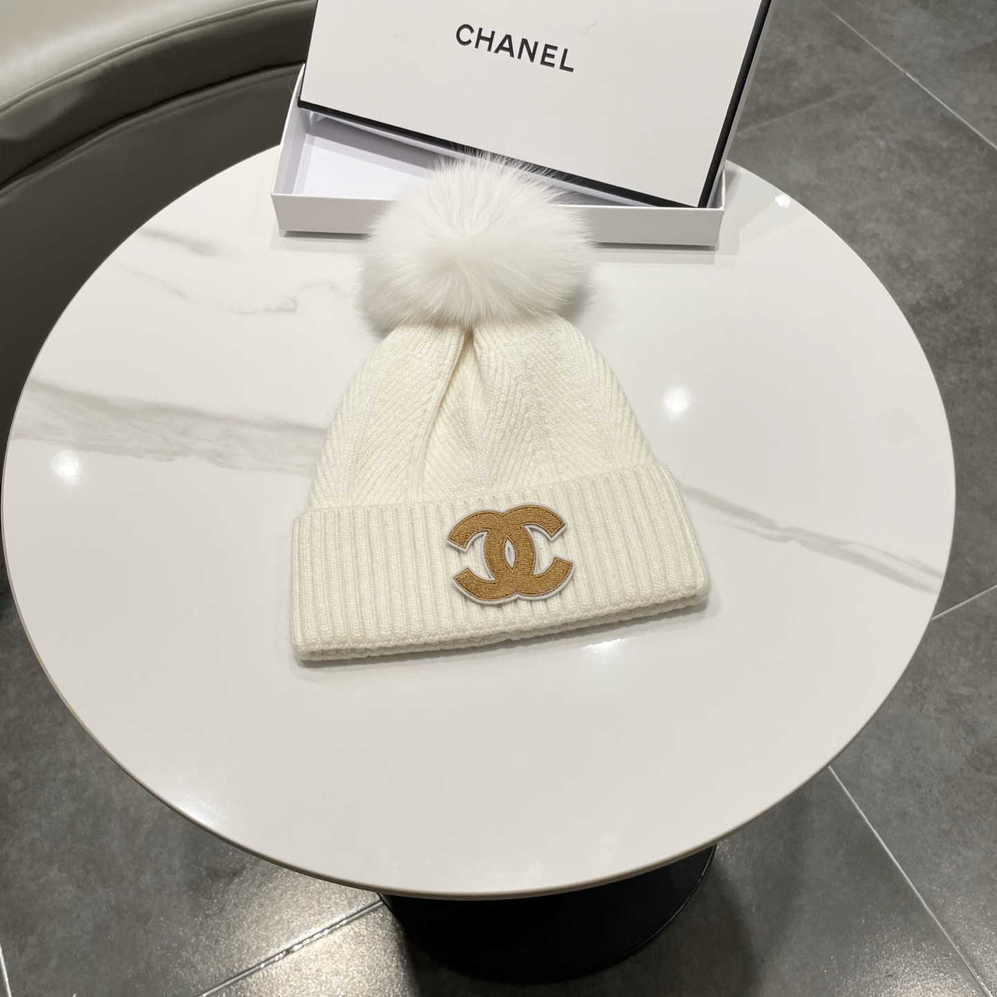 NO:580268,[CHANEL Chanel] 2025 new style knitted beanie with fox fur ball and small fragrant fur ball, big brand series, full of light luxury, fisherman hat, baseball cap knitted hat, hat, chanel, chanel, espadrilles, hats19860909【CHANEL香奈儿】2025新款配狐狸毛球小香风毛球针织毛线帽,大牌系列,轻奢感满满帽子渔夫帽棒球帽针织帽,帽子,chanel,chanel,espadrilles,hats,hat